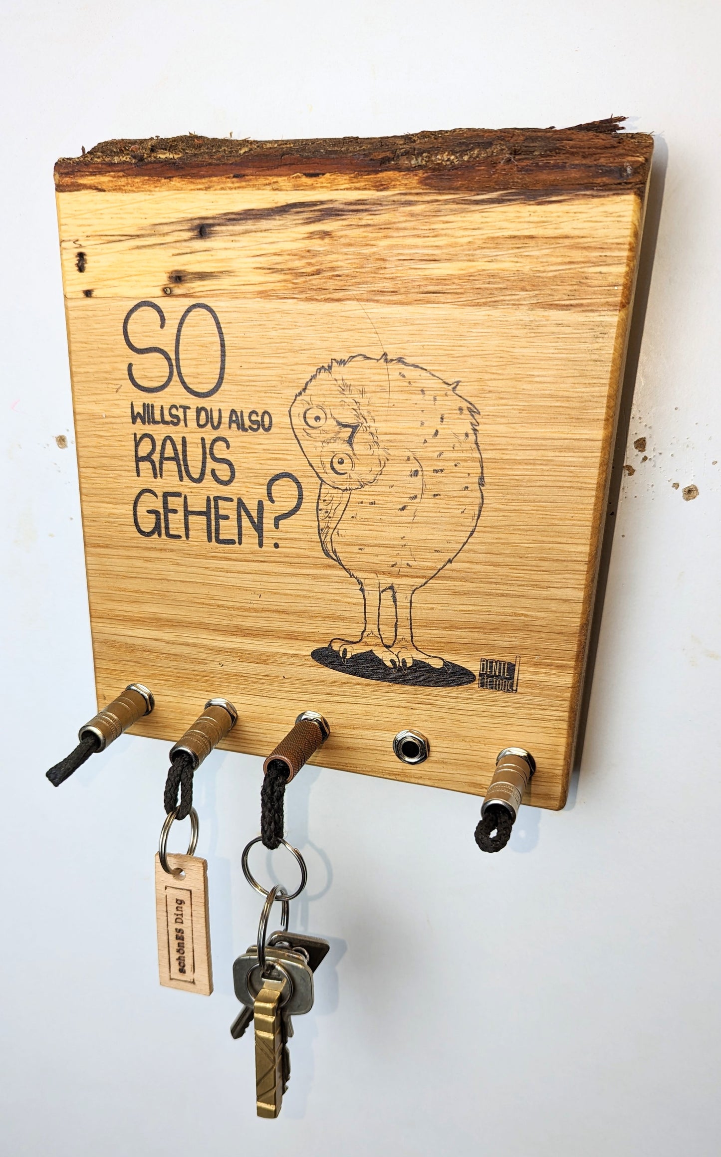 Schlüsselboard aus Holz mit Klinkenstecker.
Der Klinkenstecker kommt einfach an den Ring des Schlüssels. Mit einem „click“ steckt er im Board und kann so beim Gehen auch wieder herausgezogen werden.
So einfach kann Ordnung sein!
Und weil es Spaß macht, macht ihr es auch (ja, auch die Person, von der ihr gerade denkt: „Never, der nicht!“).
Nie wieder den Schlüssel suchen.
