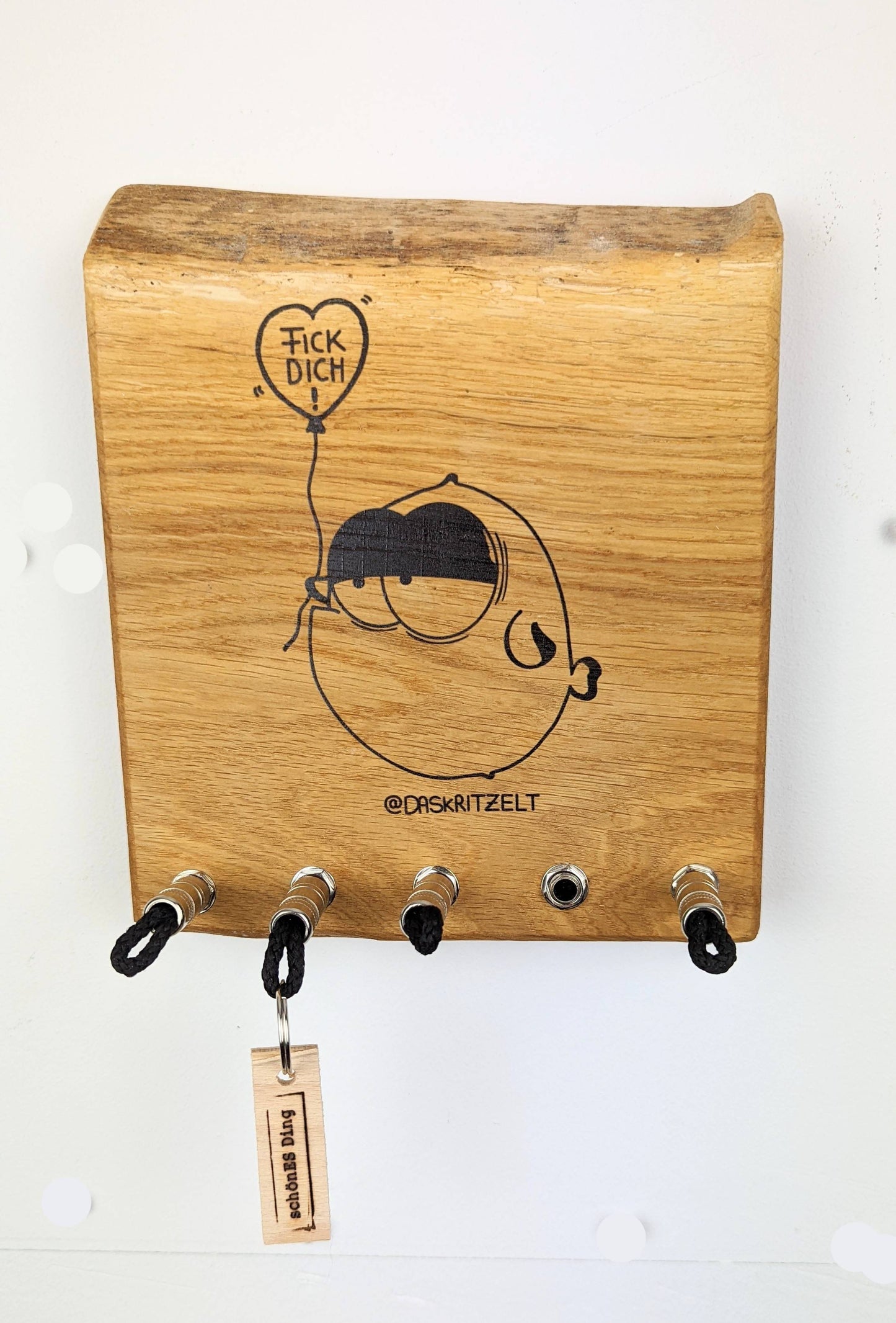 Schlüsselboard aus Holz mit Klinkenstecker.
Der Klinkenstecker kommt einfach an den Ring des Schlüssels. Mit einem „click“ steckt er im Board und kann so beim Gehen auch wieder herausgezogen werden.
So einfach kann Ordnung sein!
Und weil es Spaß macht, macht ihr es auch (ja, auch die Person, von der ihr gerade denkt: „Never, der nicht!“).
Nie wieder den Schlüssel suchen.