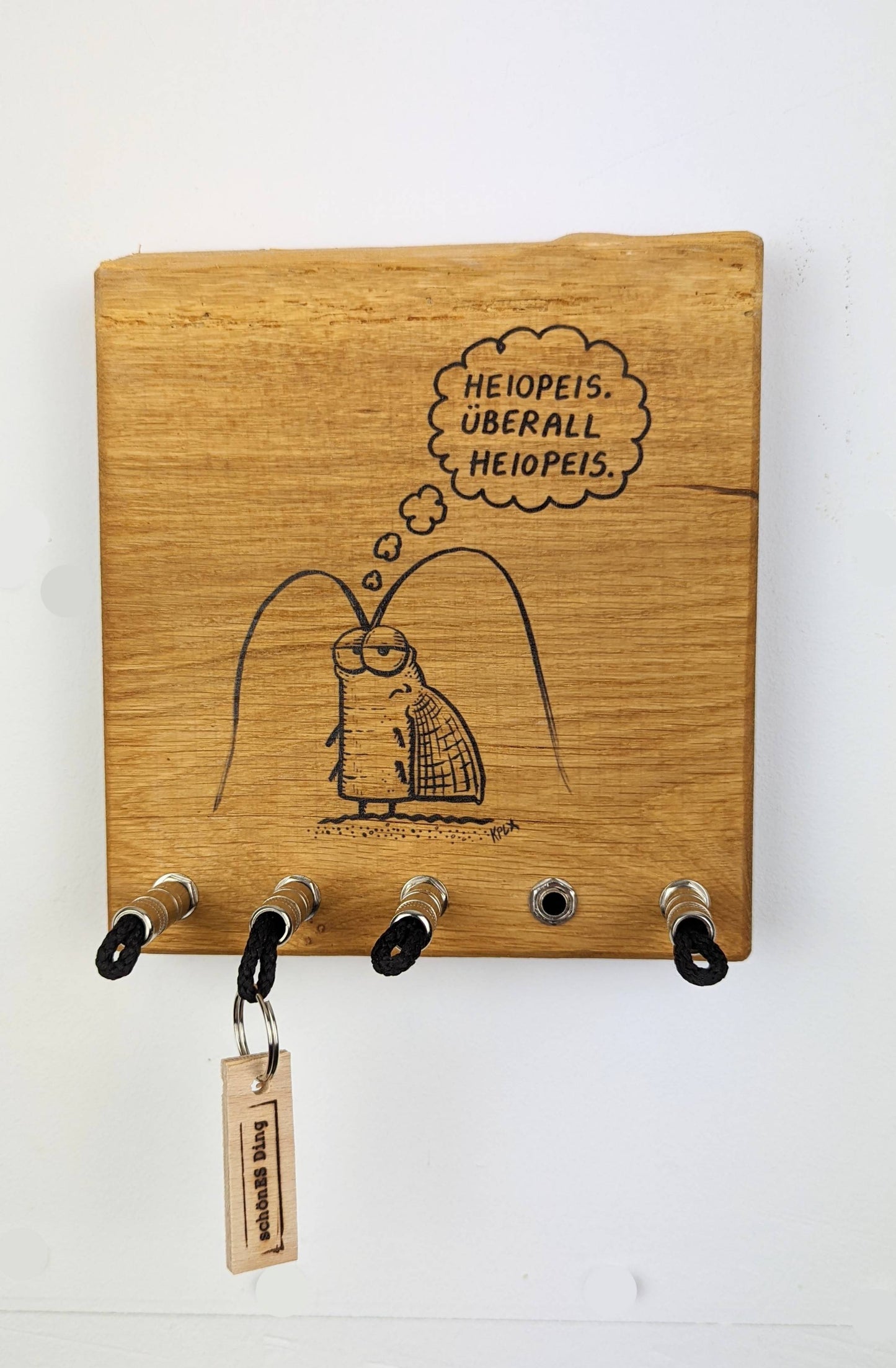 Schlüsselboard aus Holz mit Klinkenstecker.
Mit einem Motiv von KPLX (https://www.kplx.art/)
Der Klinkenstecker kommt einfach an den Ring des Schlüssels. Mit einem „click“ steckt er im Board und kann so beim Gehen auch wieder herausgezogen werden.
So einfach kann Ordnung sein!
Und weil es Spaß macht, macht ihr es auch (ja, auch die Person, von der ihr gerade denkt: „Never, der nicht!“).
Nie wieder den Schlüssel suchen.
www.schönesding.de