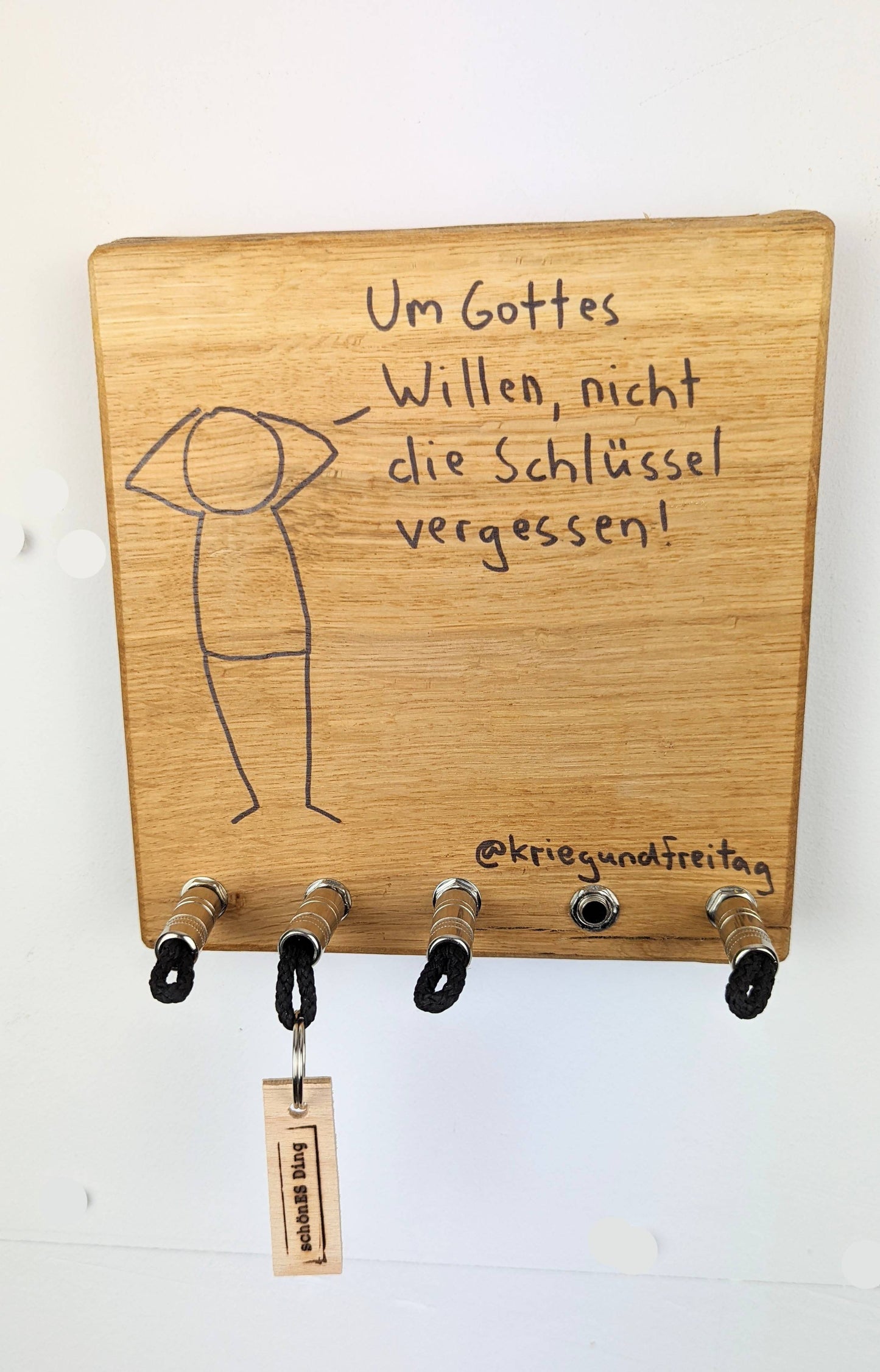 Schlüsselboard aus Holz mit Klinkenstecker.
Der Klinkenstecker kommt einfach an den Ring des Schlüssels. Mit einem „click“ steckt er im Board und kann so beim Gehen auch wieder herausgezogen werden.
So einfach kann Ordnung sein!
Und weil es Spaß macht, macht ihr es auch (ja, auch die Person, von der ihr gerade denkt: „Never, der nicht!“).
Nie wieder den Schlüssel suchen.
