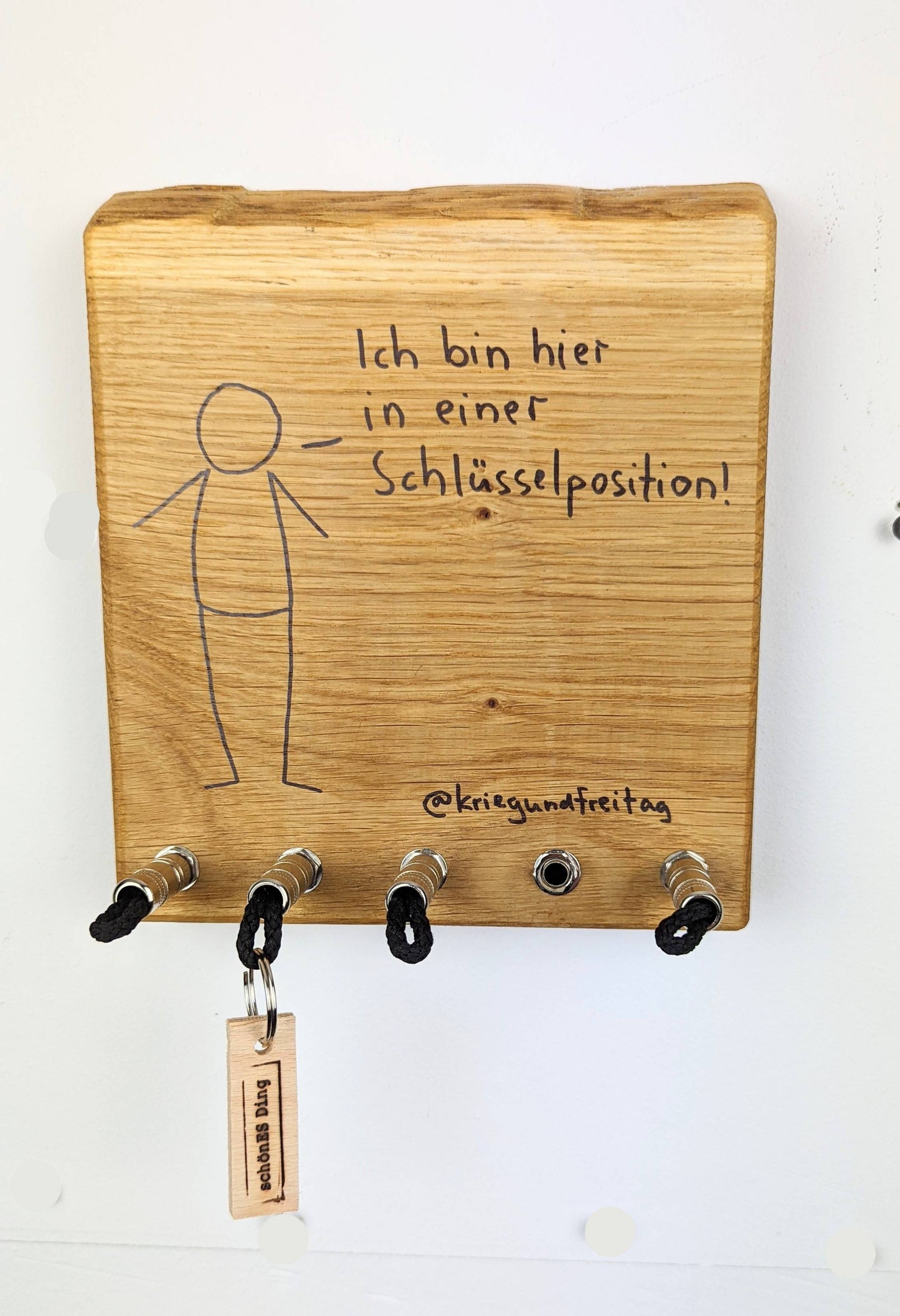Schlüsselboard aus Holz mit Klinkenstecker.
Der Klinkenstecker kommt einfach an den Ring des Schlüssels. Mit einem „click“ steckt er im Board und kann so beim Gehen auch wieder herausgezogen werden.
So einfach kann Ordnung sein!
Und weil es Spaß macht, macht ihr es auch (ja, auch die Person, von der ihr gerade denkt: „Never, der nicht!“).
Nie wieder den Schlüssel suchen.