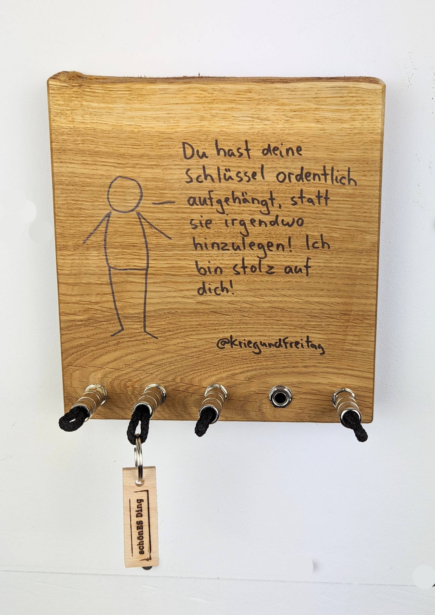 Schlüsselboard aus Holz mit Klinkenstecker.
Der Klinkenstecker kommt einfach an den Ring des Schlüssels. Mit einem „click“ steckt er im Board und kann so beim Gehen auch wieder herausgezogen werden.
So einfach kann Ordnung sein!
Und weil es Spaß macht, macht ihr es auch (ja, auch die Person, von der ihr gerade denkt: „Never, der nicht!“).
Nie wieder den Schlüssel suchen.