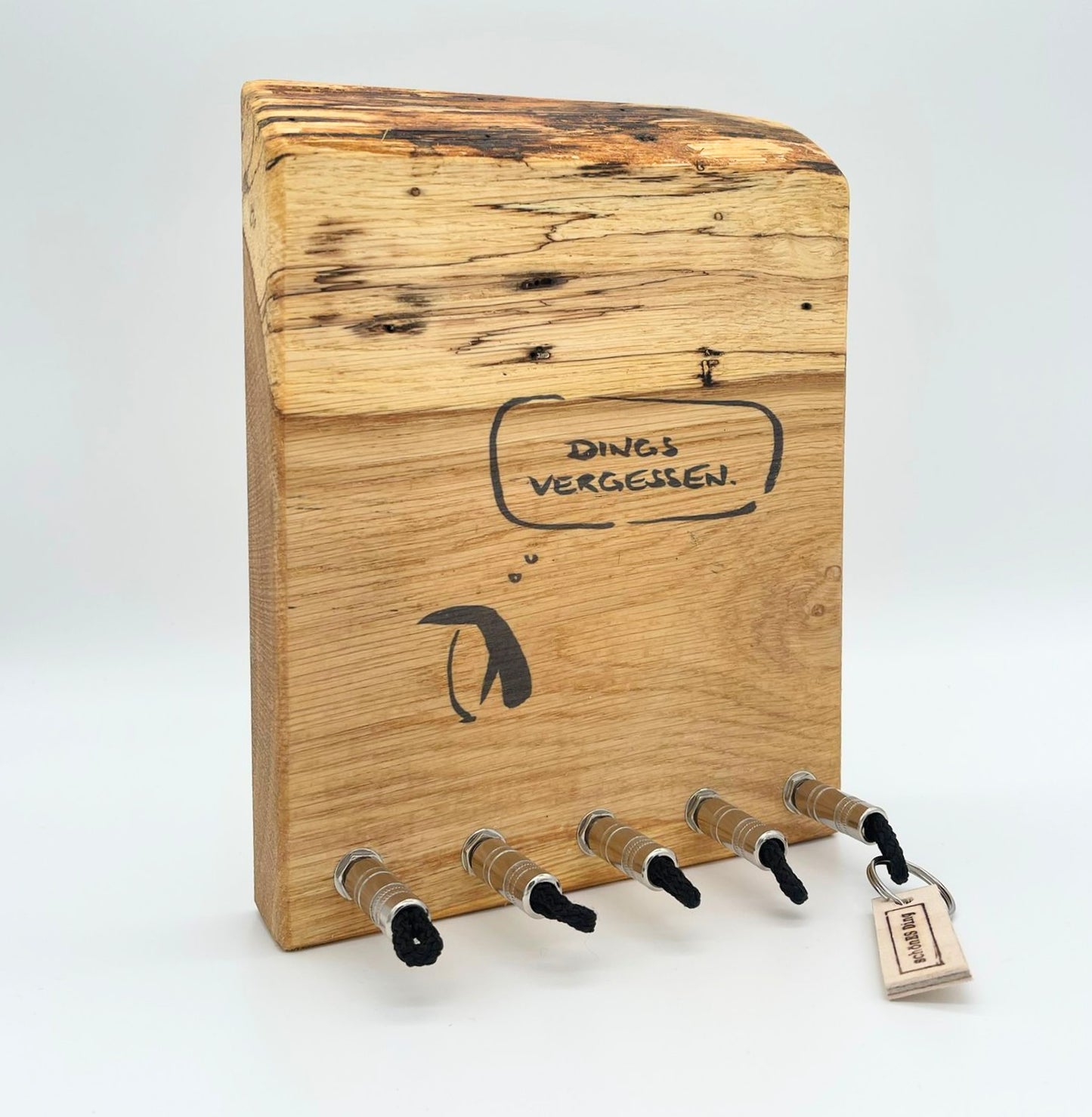 Schlüsselboard aus Holz mit Klinkenstecker.
Mit einem Motiv von Meta Bene (https://www.metabene.de/)
Der Klinkenstecker kommt einfach an den Ring des Schlüssels. Mit einem „click“ steckt er im Board und kann so beim Gehen auch wieder herausgezogen werden.
So einfach kann Ordnung sein!
Und weil es Spaß macht, macht ihr es auch (ja, auch die Person, von der ihr gerade denkt: „Never, der nicht!“).
Nie wieder den Schlüssel suchen.
www.schönesding.de