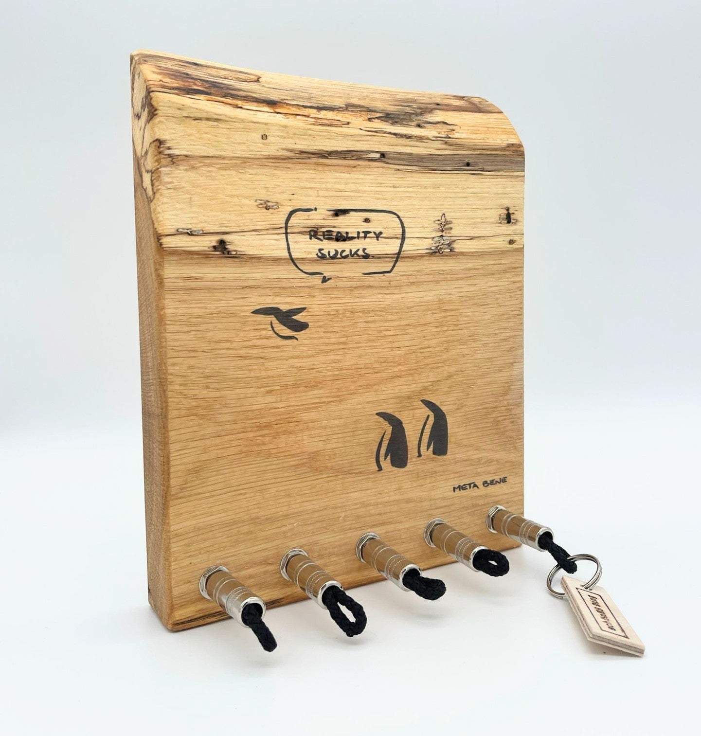 Schlüsselboard aus Holz mit Klinkenstecker.
Mit einem Motiv von Meta Bene (https://www.metabene.de/)
Der Klinkenstecker kommt einfach an den Ring des Schlüssels. Mit einem „click“ steckt er im Board und kann so beim Gehen auch wieder herausgezogen werden.
So einfach kann Ordnung sein!
Und weil es Spaß macht, macht ihr es auch (ja, auch die Person, von der ihr gerade denkt: „Never, der nicht!“).
Nie wieder den Schlüssel suchen.
www.schönesding.de