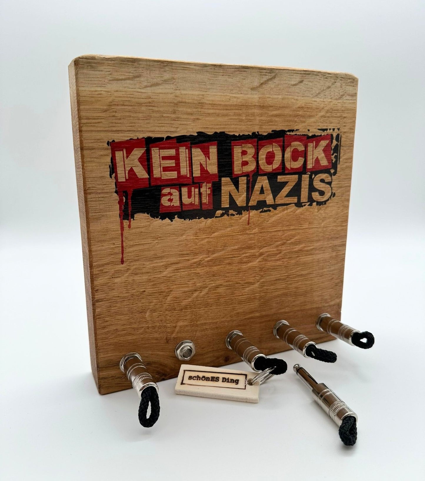 Schlüsselboard aus Holz mit Klinkenstecker.
Der Klinkenstecker kommt einfach an den Ring des Schlüssels. Mit einem „click“ steckt er im Board und kann so beim Gehen auch wieder herausgezogen werden.
So einfach kann Ordnung sein!
Und weil es Spaß macht, macht ihr es auch (ja, auch die Person, von der ihr gerade denkt: „Never, der nicht!“).
Nie wieder den Schlüssel suchen.
www.schönesding.de