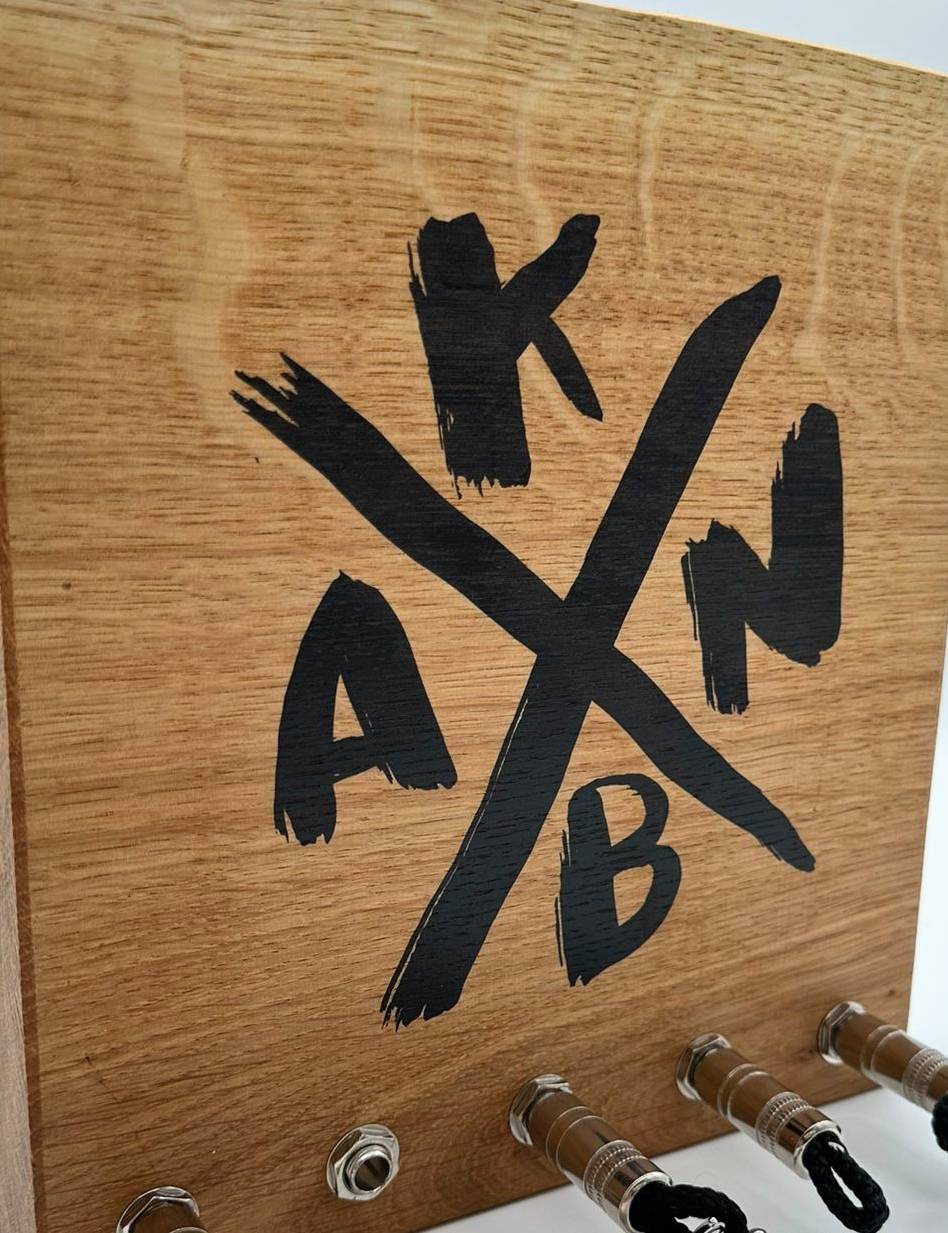Schlüsselboard aus Holz mit Klinkenstecker.
Der Klinkenstecker kommt einfach an den Ring des Schlüssels. Mit einem „click“ steckt er im Board und kann so beim Gehen auch wieder herausgezogen werden.
So einfach kann Ordnung sein!
Und weil es Spaß macht, macht ihr es auch (ja, auch die Person, von der ihr gerade denkt: „Never, der nicht!“).
Nie wieder den Schlüssel suchen.
www.schönesding.de