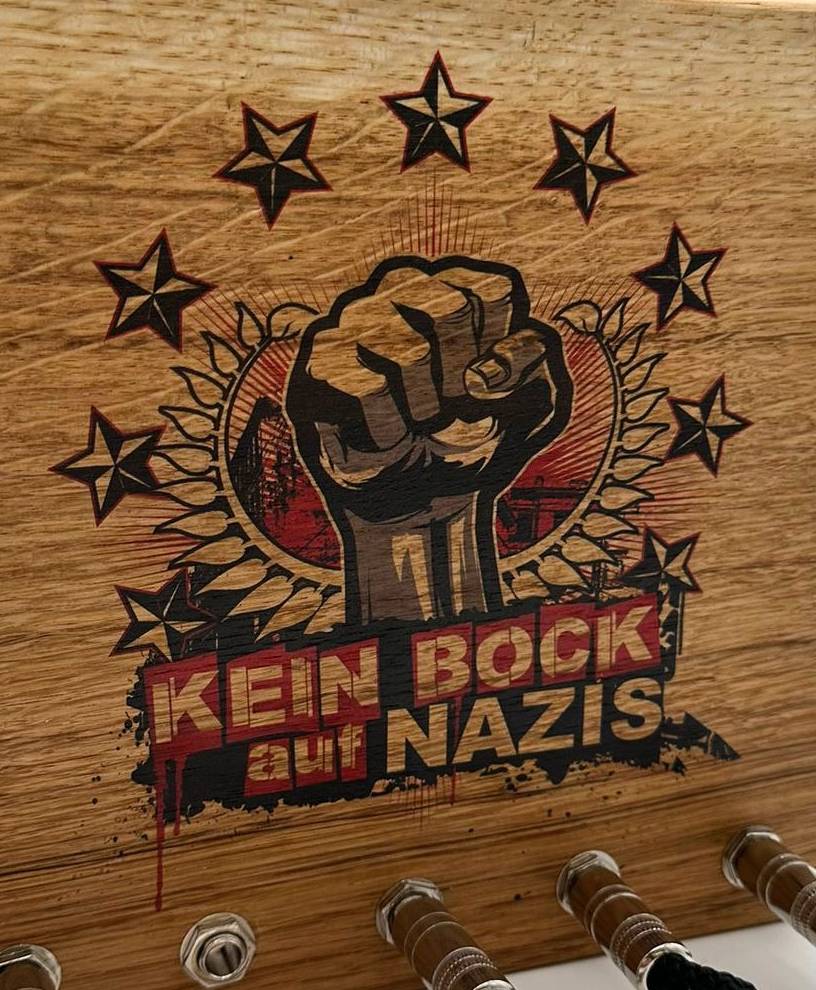 Schlüsselboard aus Holz mit Klinkenstecker.
Der Klinkenstecker kommt einfach an den Ring des Schlüssels. Mit einem „click“ steckt er im Board und kann so beim Gehen auch wieder herausgezogen werden.
So einfach kann Ordnung sein!
Und weil es Spaß macht, macht ihr es auch (ja, auch die Person, von der ihr gerade denkt: „Never, der nicht!“).
Nie wieder den Schlüssel suchen.
www.schönesding.de