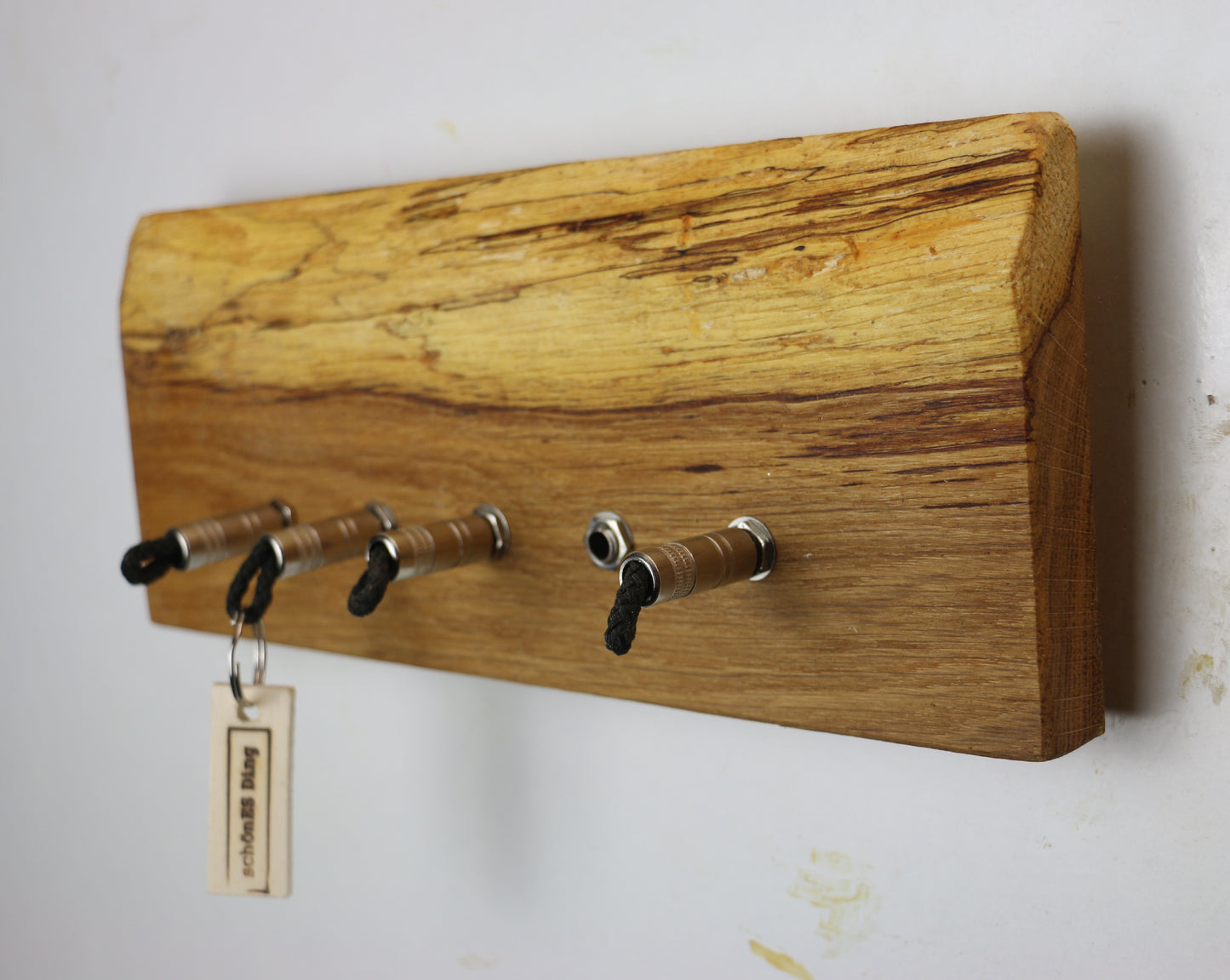 Schlüsselbrett aus Holz mit Klinkenstecker.
Der Klinkenstecker kommt einfach an den Ring des Schlüssels. Mit einem „click“ steckt er im Board und kann so beim Gehen auch wieder herausgezogen werden.
So einfach kann Ordnung sein!
Und weil es Spaß macht, macht ihr es auch (ja, auch die Person, von der ihr gerade denkt: „Never, der nicht!“).
Nie wieder den Schlüssel suchen.
