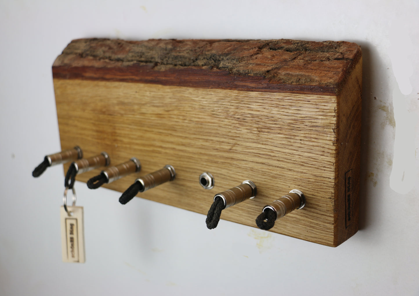 Schlüsselboard aus Holz mit Klinkenstecker.
Der Klinkenstecker kommt einfach an den Ring des Schlüssels. Mit einem „click“ steckt er im Board und kann so beim Gehen auch wieder herausgezogen werden.
So einfach kann Ordnung sein!
Und weil es Spaß macht, macht ihr es auch (ja, auch die Person, von der ihr gerade denkt: „Never, der nicht!“).
Nie wieder den Schlüssel suchen.