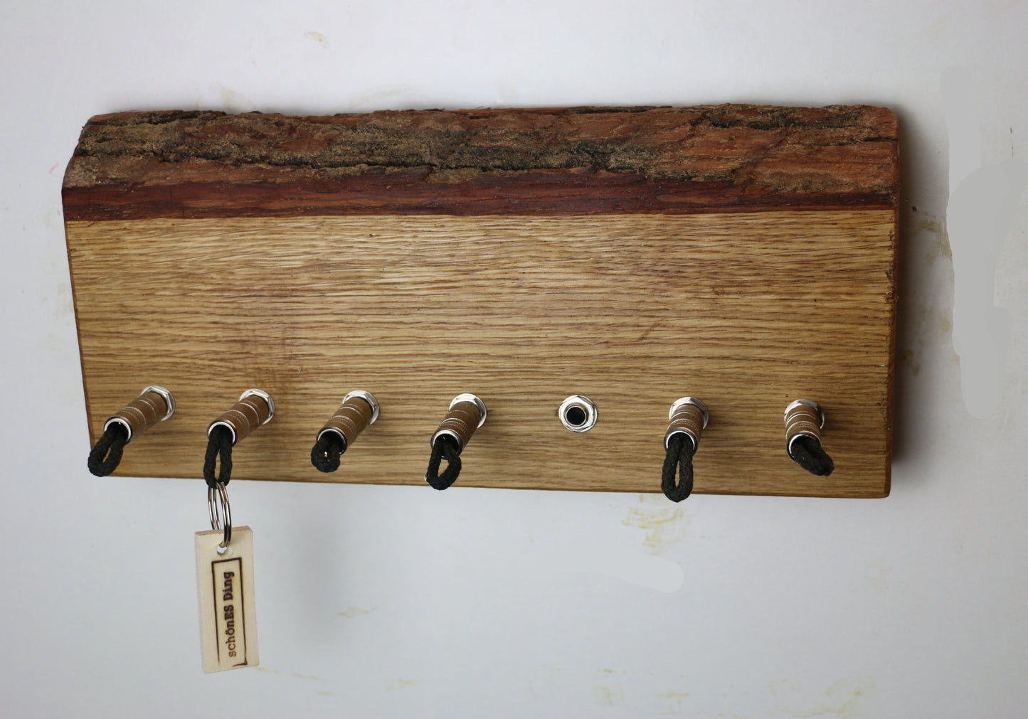 Schlüsselboard aus Holz mit Klinkenstecker.
Der Klinkenstecker kommt einfach an den Ring des Schlüssels. Mit einem „click“ steckt er im Board und kann so beim Gehen auch wieder herausgezogen werden.
So einfach kann Ordnung sein!
Und weil es Spaß macht, macht ihr es auch (ja, auch die Person, von der ihr gerade denkt: „Never, der nicht!“).
Nie wieder den Schlüssel suchen.