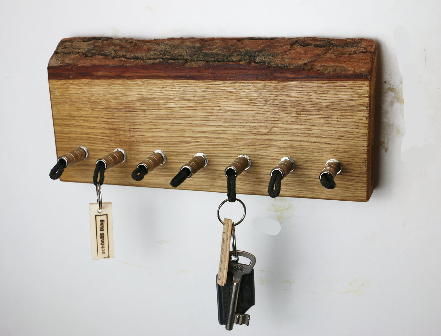 Schlüsselboard aus Holz mit Klinkenstecker.
Der Klinkenstecker kommt einfach an den Ring des Schlüssels. Mit einem „click“ steckt er im Board und kann so beim Gehen auch wieder herausgezogen werden.
So einfach kann Ordnung sein!
Und weil es Spaß macht, macht ihr es auch (ja, auch die Person, von der ihr gerade denkt: „Never, der nicht!“).
Nie wieder den Schlüssel suchen.