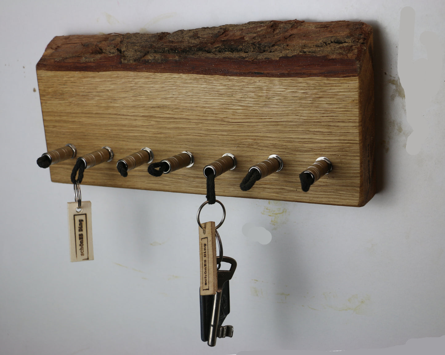Schlüsselboard aus Holz mit Klinkenstecker.
Der Klinkenstecker kommt einfach an den Ring des Schlüssels. Mit einem „click“ steckt er im Board und kann so beim Gehen auch wieder herausgezogen werden.
So einfach kann Ordnung sein!
Und weil es Spaß macht, macht ihr es auch (ja, auch die Person, von der ihr gerade denkt: „Never, der nicht!“).
Nie wieder den Schlüssel suchen.