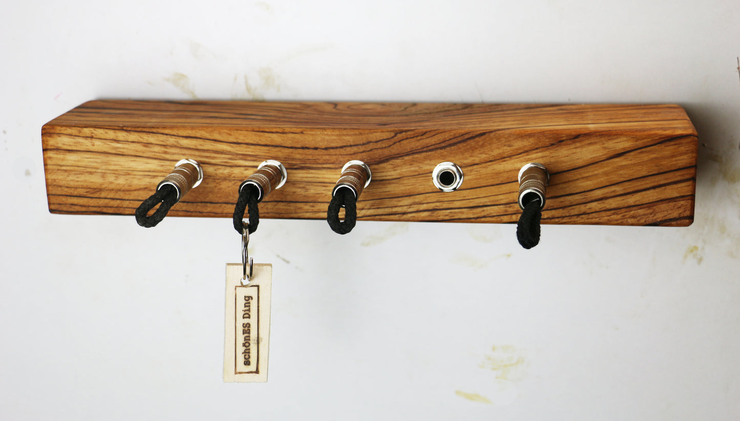 Schlüsselboard aus Holz mit Klinkenstecker.
Der Klinkenstecker kommt einfach an den Ring des Schlüssels. Mit einem „click“ steckt er im Board und kann so beim Gehen auch wieder herausgezogen werden.
So einfach kann Ordnung sein!
Und weil es Spaß macht, macht ihr es auch (ja, auch die Person, von der ihr gerade denkt: „Never, der nicht!“).
Nie wieder den Schlüssel suchen.