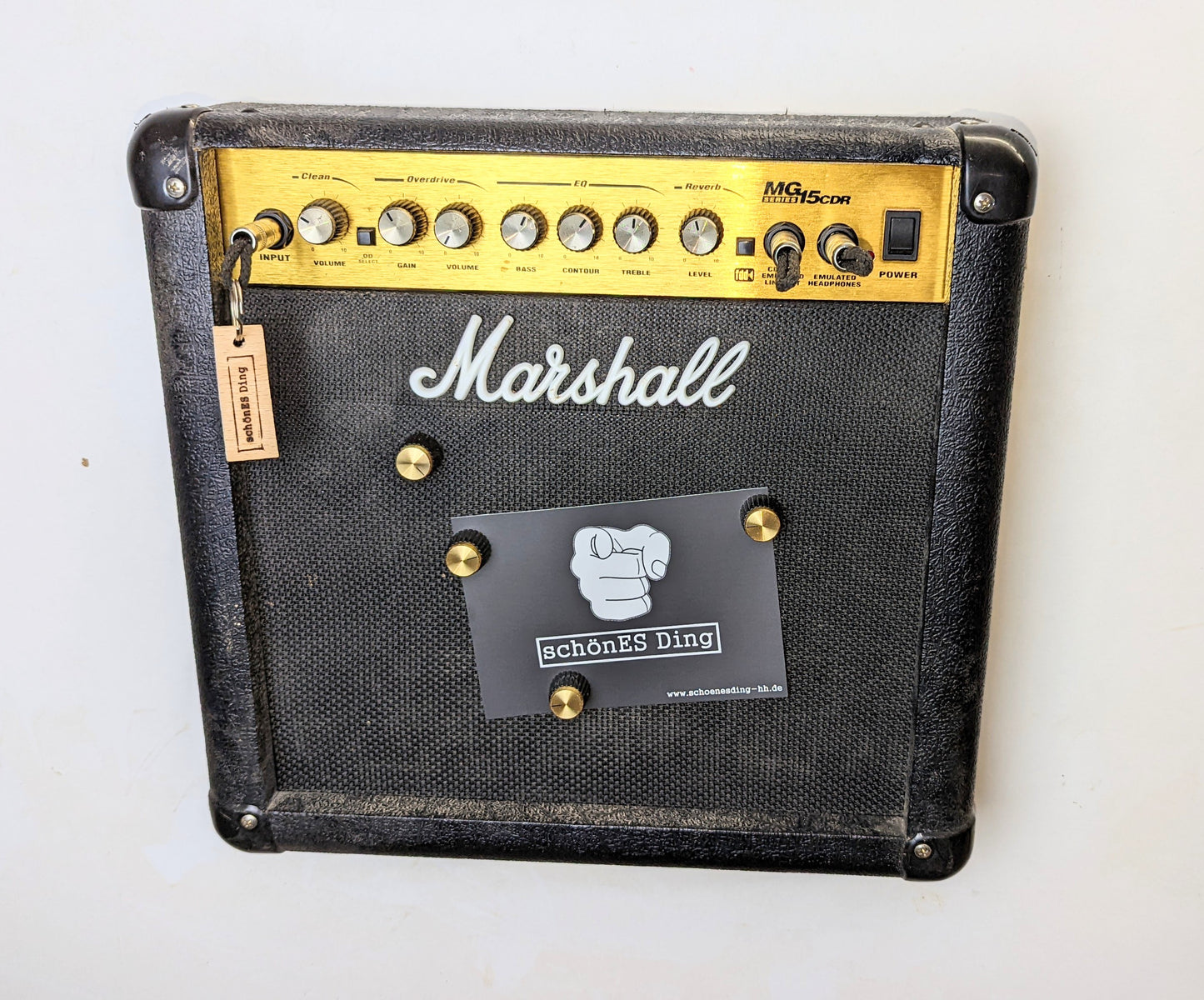 Schlüsselboard aus einem original Marschall Verstärker mit Klinkenstecker.
Der Klinkenstecker kommt einfach an den Ring des Schlüssels. Mit einem „click“ steckt er im Board und kann so beim Gehen auch wieder herausgezogen werden.
So einfach kann Ordnung sein!
Und weil es Spaß macht, macht ihr es auch (ja, auch die Person, von der ihr gerade denkt: „Never, der nicht!“).
Nie wieder den Schlüssel suchen.
www.schönesding.de