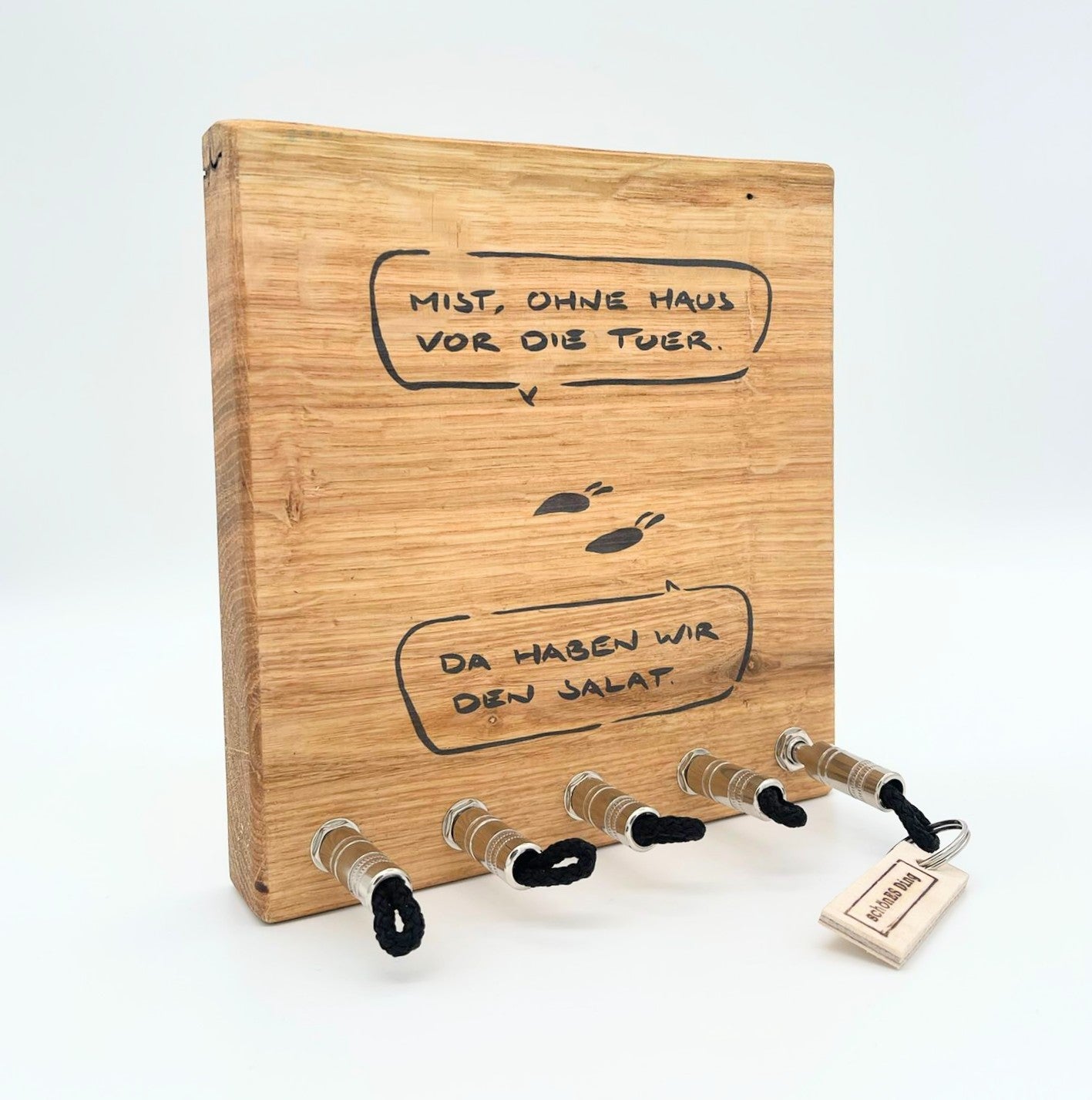 Schlüsselboard aus Holz mit Klinkenstecker.
Mit einem Motiv von Meta Bene (https://www.metabene.de/)
Der Klinkenstecker kommt einfach an den Ring des Schlüssels. Mit einem „click“ steckt er im Board und kann so beim Gehen auch wieder herausgezogen werden.
So einfach kann Ordnung sein!
Und weil es Spaß macht, macht ihr es auch (ja, auch die Person, von der ihr gerade denkt: „Never, der nicht!“).
Nie wieder den Schlüssel suchen.
www.schönesding.de