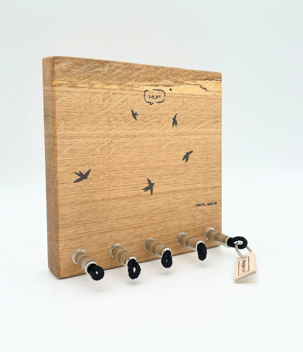 Schlüsselboard aus Holz mit Klinkenstecker.
Mit einem Motiv von Meta Bene (https://www.metabene.de/)
Der Klinkenstecker kommt einfach an den Ring des Schlüssels. Mit einem „click“ steckt er im Board und kann so beim Gehen auch wieder herausgezogen werden.
So einfach kann Ordnung sein!
Und weil es Spaß macht, macht ihr es auch (ja, auch die Person, von der ihr gerade denkt: „Never, der nicht!“).
Nie wieder den Schlüssel suchen.
www.schönesding.de