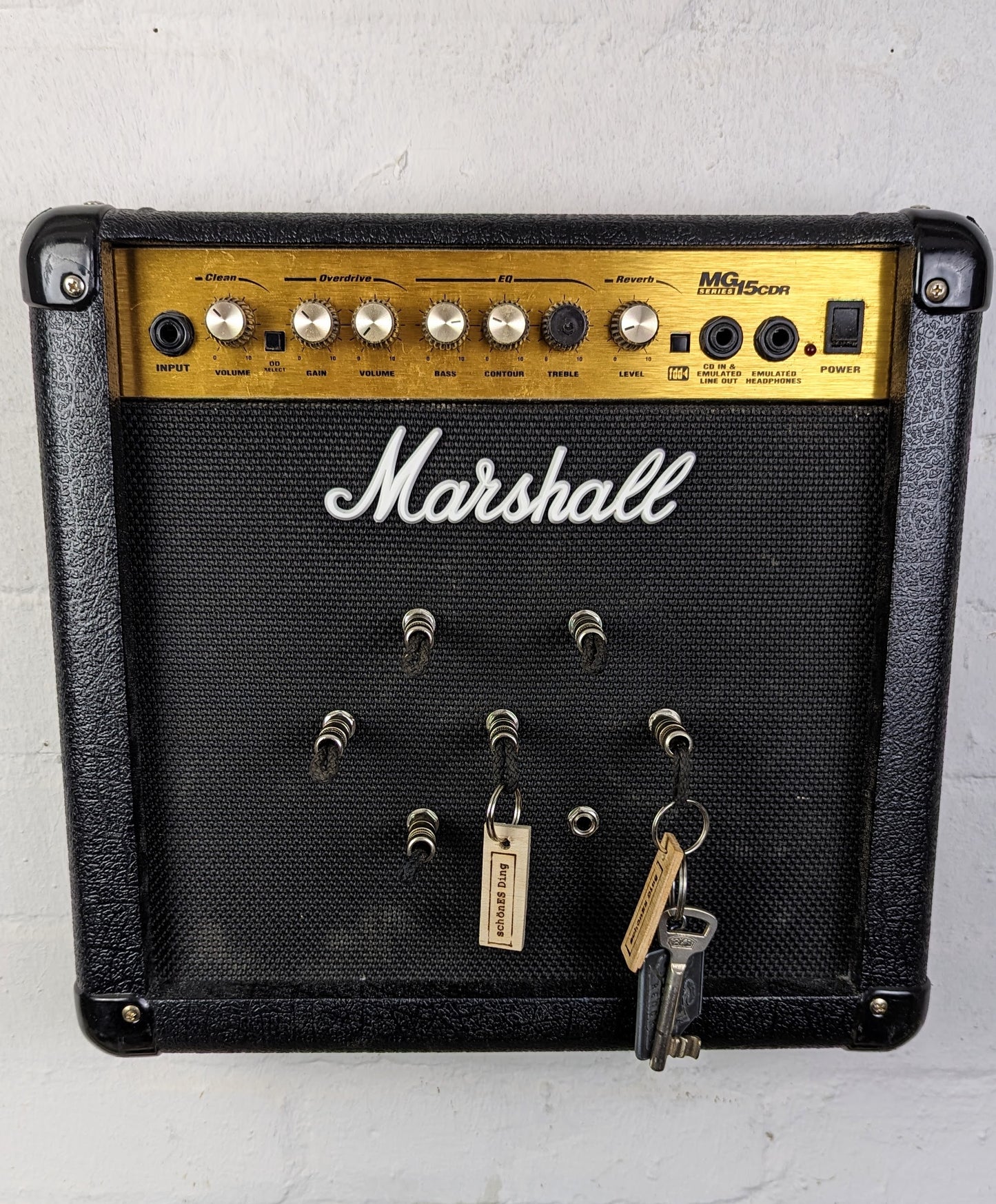 Schlüsselboard aus einem original Marschall Verstärker mit Klinkenstecker.
Der Klinkenstecker kommt einfach an den Ring des Schlüssels. Mit einem „click“ steckt er im Board und kann so beim Gehen auch wieder herausgezogen werden.
So einfach kann Ordnung sein!
Und weil es Spaß macht, macht ihr es auch (ja, auch die Person, von der ihr gerade denkt: „Never, der nicht!“).
Nie wieder den Schlüssel suchen.
www.schönesding.de