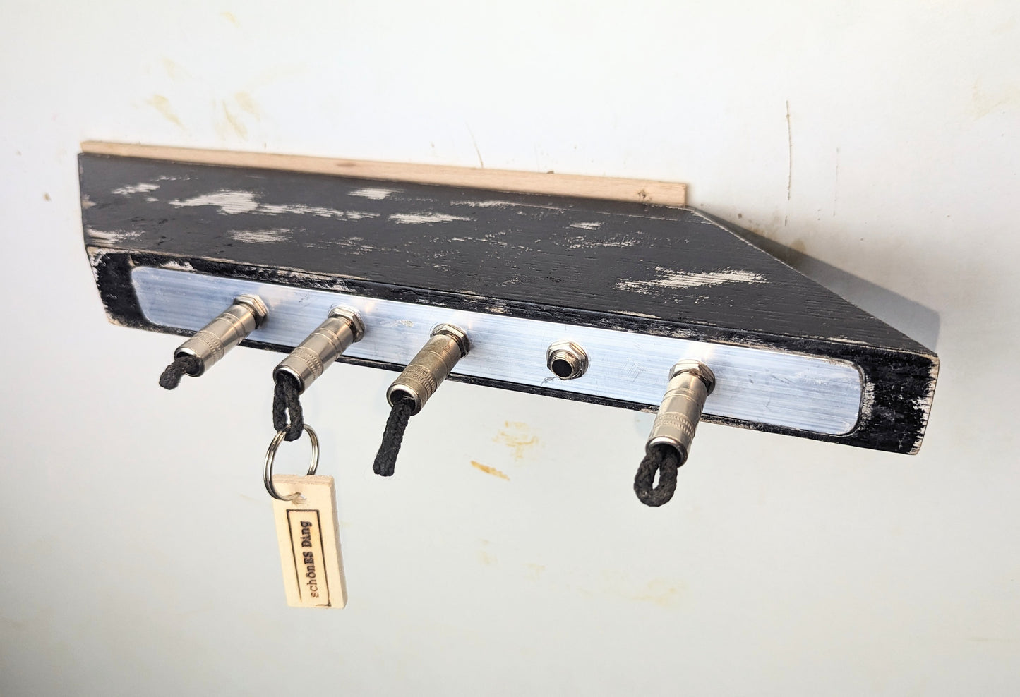 Schräges Ding - black/white - Schlüsselbrett aus Holz mit Klinkensteckern