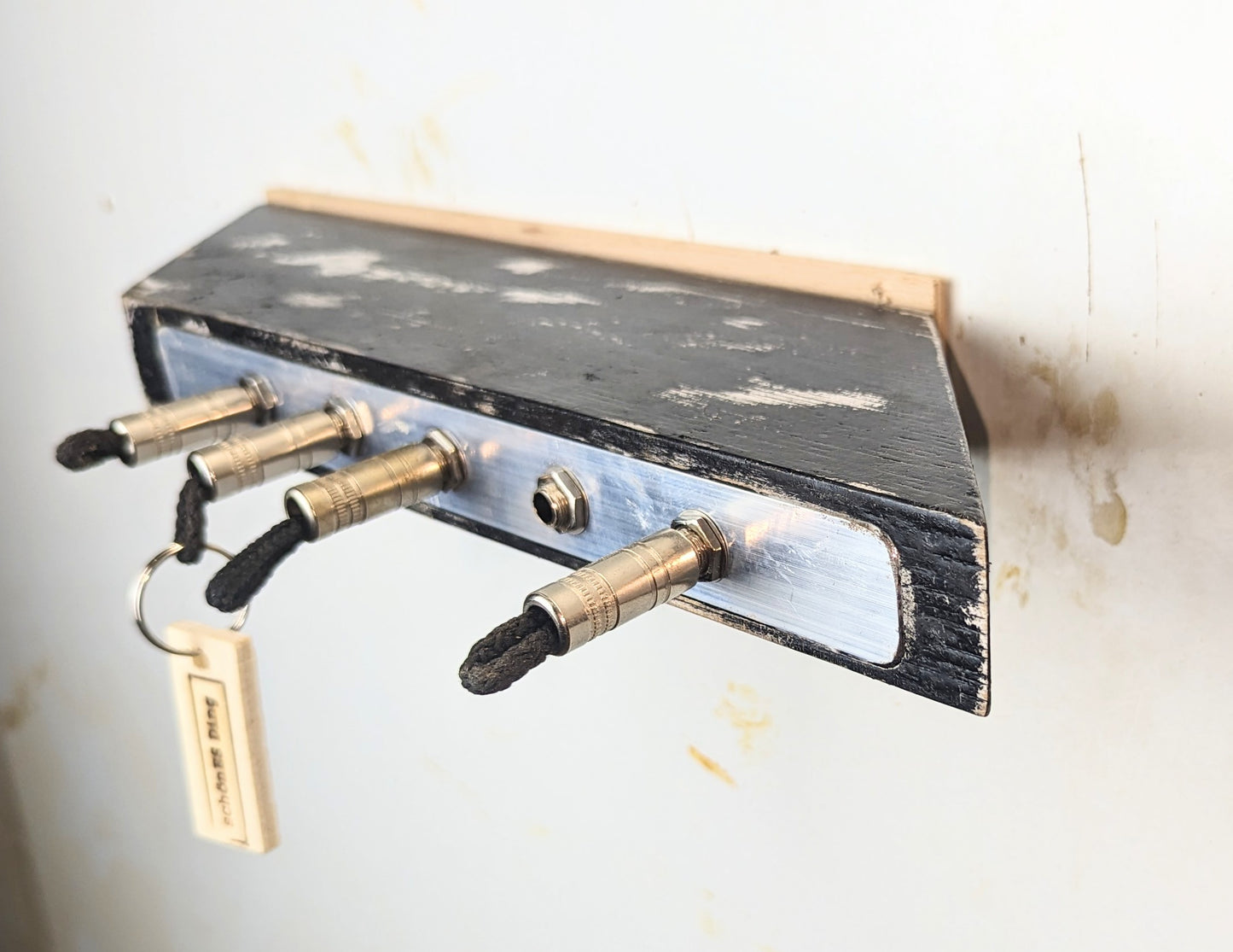 Schräges Ding - black/white - Schlüsselbrett aus Holz mit Klinkensteckern