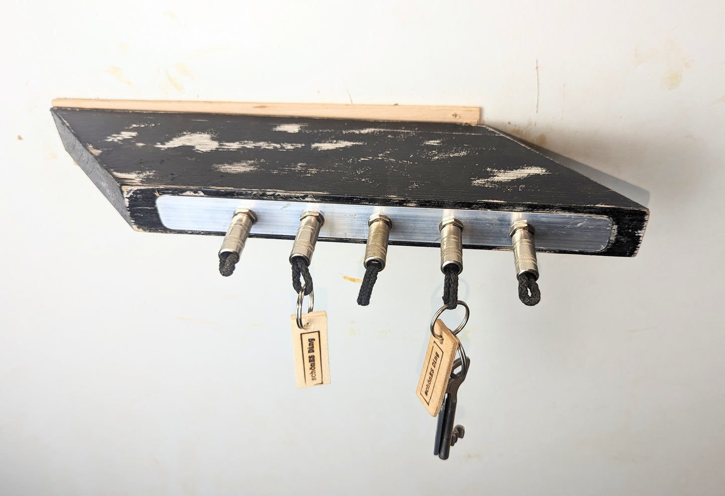 Schräges Ding - black/white - Schlüsselbrett aus Holz mit Klinkensteckern