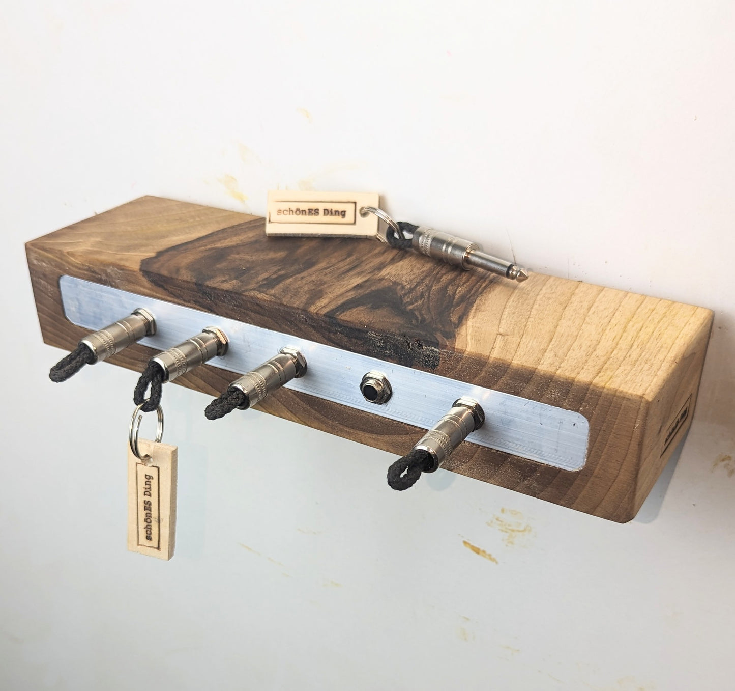 Walnuss Deluxe No II - Schlüsselbrett aus Holz mit Klinkensteckern
