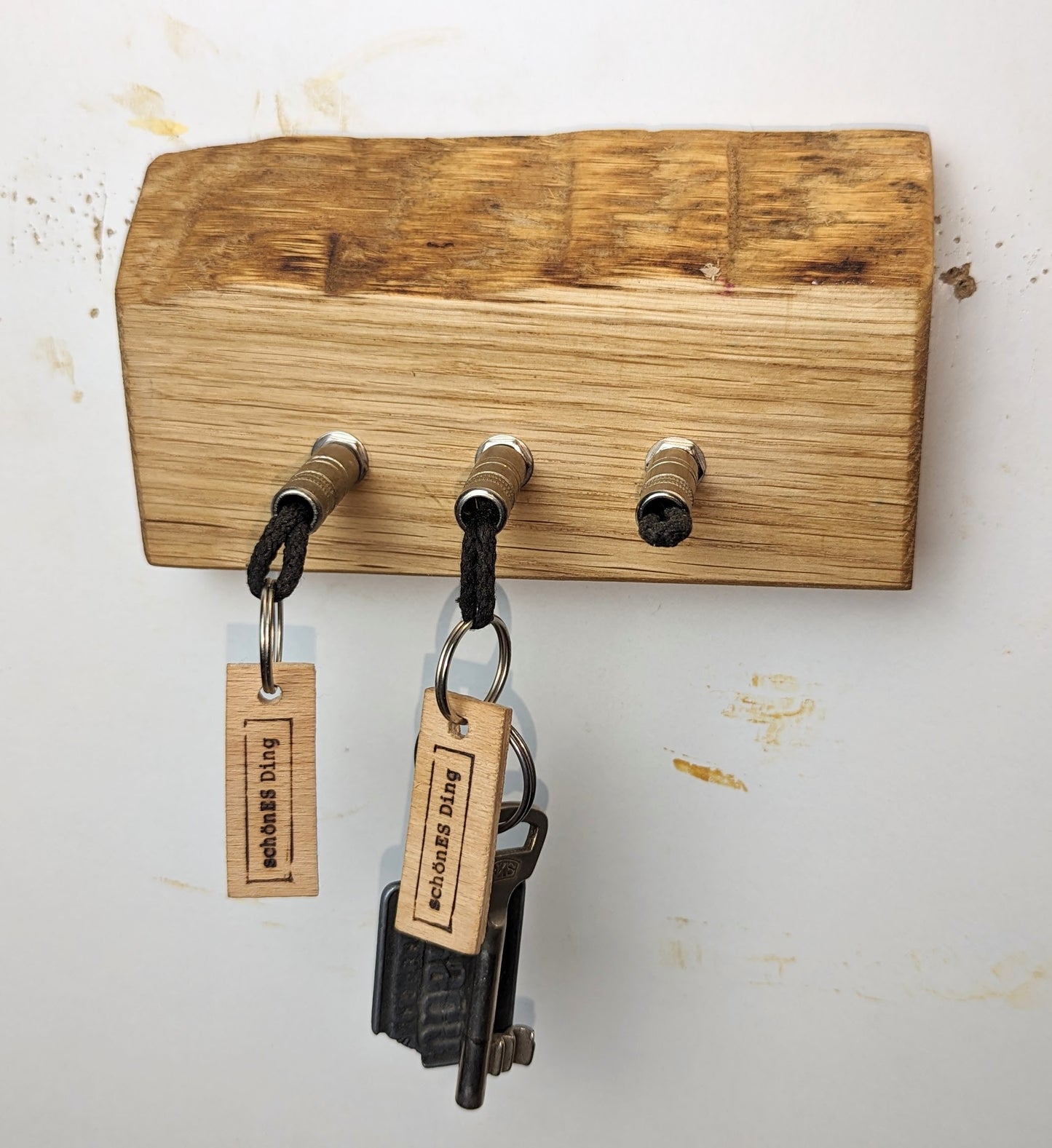 Schlüsselboard aus Holz mit Klinkenstecker.
Der Klinkenstecker kommt einfach an den Ring des Schlüssels. Mit einem „click“ steckt er im Board und kann so beim Gehen auch wieder herausgezogen werden.
So einfach kann Ordnung sein!
Und weil es Spaß macht, macht ihr es auch (ja, auch die Person, von der ihr gerade denkt: „Never, der nicht!“).
Nie wieder den Schlüssel suchen.