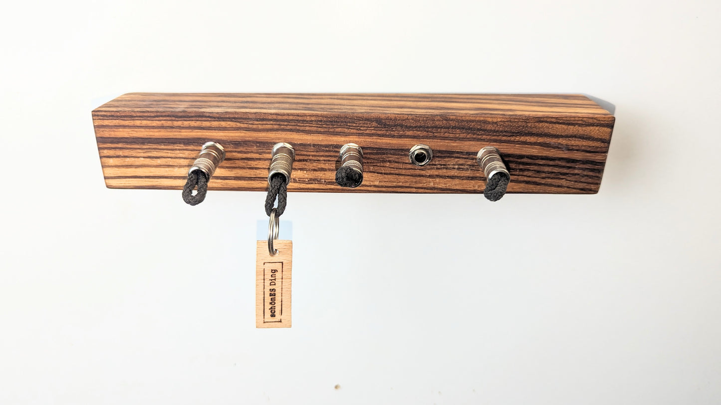 Schlüsselboard aus Holz mit Klinkenstecker.
Der Klinkenstecker kommt einfach an den Ring des Schlüssels. Mit einem „click“ steckt er im Board und kann so beim Gehen auch wieder herausgezogen werden.
So einfach kann Ordnung sein!
Und weil es Spaß macht, macht ihr es auch (ja, auch die Person, von der ihr gerade denkt: „Never, der nicht!“).
Nie wieder den Schlüssel suchen.
www.schönesding.de