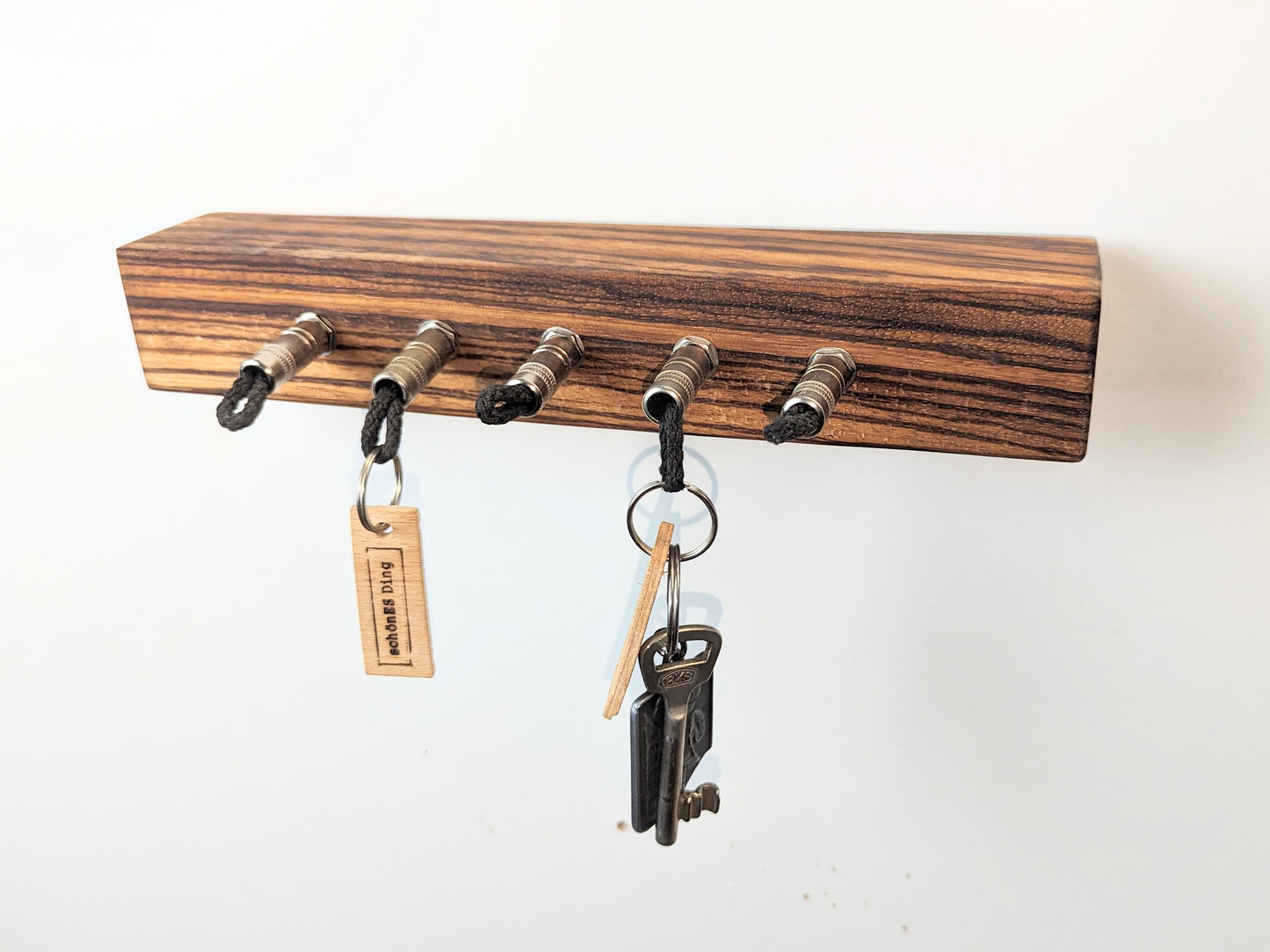 Schlüsselboard aus Holz mit Klinkenstecker.
Der Klinkenstecker kommt einfach an den Ring des Schlüssels. Mit einem „click“ steckt er im Board und kann so beim Gehen auch wieder herausgezogen werden.
So einfach kann Ordnung sein!
Und weil es Spaß macht, macht ihr es auch (ja, auch die Person, von der ihr gerade denkt: „Never, der nicht!“).
Nie wieder den Schlüssel suchen.
www.schönesding.de