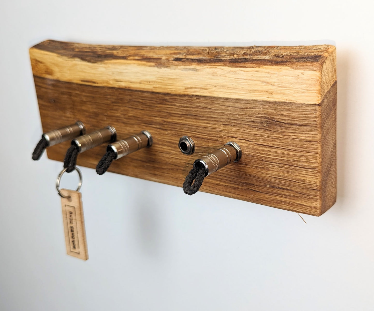 Schlüsselbrett aus Holz mit Klinkenstecker.
Der Klinkenstecker kommt einfach an den Ring des Schlüssels. Mit einem „click“ steckt er im Board und kann so beim Gehen auch wieder herausgezogen werden.
So einfach kann Ordnung sein!
Und weil es Spaß macht, macht ihr es auch (ja, auch die Person, von der ihr gerade denkt: „Never, der nicht!“).
Nie wieder den Schlüssel suchen.
www.schönesding.de