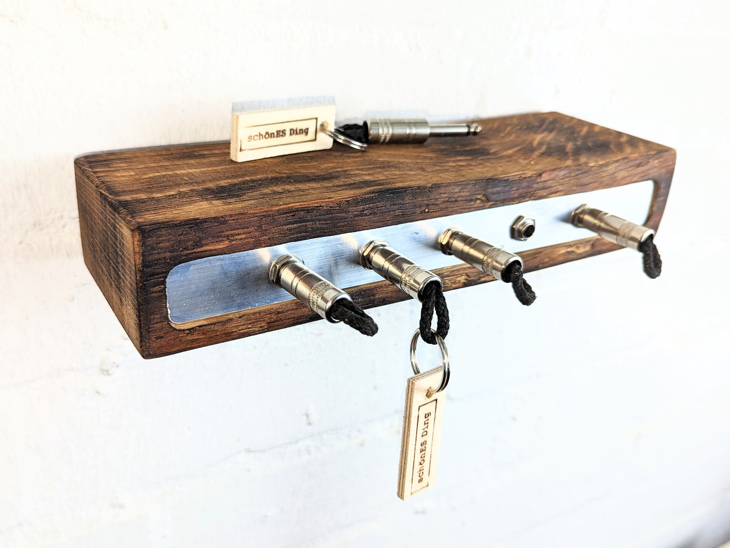 Schlüsselboard aus Holz mit Klinkenstecker.
Der Klinkenstecker kommt einfach an den Ring des Schlüssels. Mit einem „click“ steckt er im Board und kann so beim Gehen auch wieder herausgezogen werden.
So einfach kann Ordnung sein!
Und weil es Spaß macht, macht ihr es auch (ja, auch die Person, von der ihr gerade denkt: „Never, der nicht!“).
Nie wieder den Schlüssel suchen.