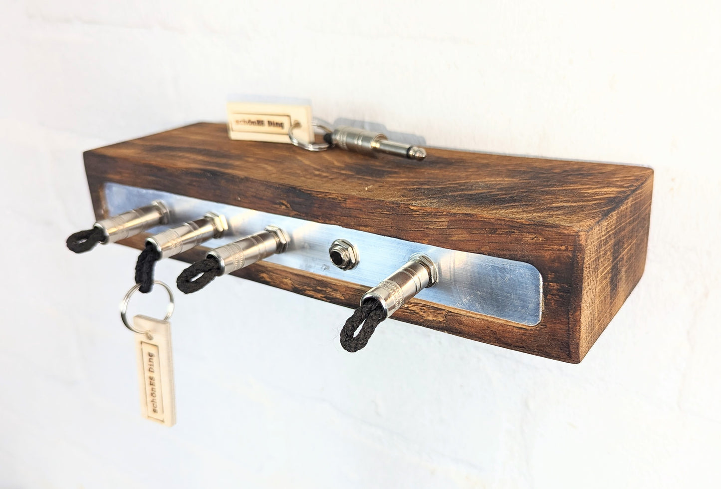 Schlüsselboard aus Holz mit Klinkenstecker.
Der Klinkenstecker kommt einfach an den Ring des Schlüssels. Mit einem „click“ steckt er im Board und kann so beim Gehen auch wieder herausgezogen werden.
So einfach kann Ordnung sein!
Und weil es Spaß macht, macht ihr es auch (ja, auch die Person, von der ihr gerade denkt: „Never, der nicht!“).
Nie wieder den Schlüssel suchen.