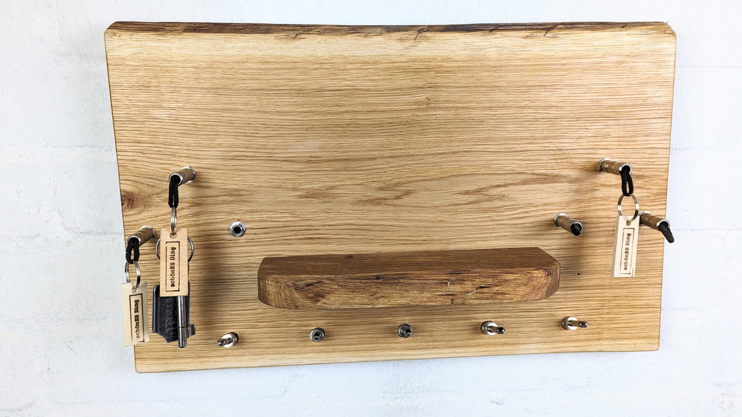 Schlüsselboard aus Holz mit Klinkenstecker.
Der Klinkenstecker kommt einfach an den Ring des Schlüssels. Mit einem „click“ steckt er im Board und kann so beim Gehen auch wieder herausgezogen werden.
So einfach kann Ordnung sein!
Und weil es Spaß macht, macht ihr es auch (ja, auch die Person, von der ihr gerade denkt: „Never, der nicht!“).
Nie wieder den Schlüssel suchen.
www.schönesding.de