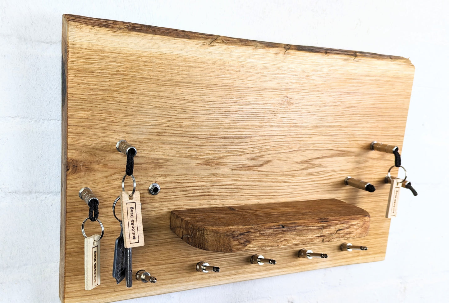Schlüsselboard aus Holz mit Klinkenstecker.
Der Klinkenstecker kommt einfach an den Ring des Schlüssels. Mit einem „click“ steckt er im Board und kann so beim Gehen auch wieder herausgezogen werden.
So einfach kann Ordnung sein!
Und weil es Spaß macht, macht ihr es auch (ja, auch die Person, von der ihr gerade denkt: „Never, der nicht!“).
Nie wieder den Schlüssel suchen.
www.schönesding.de