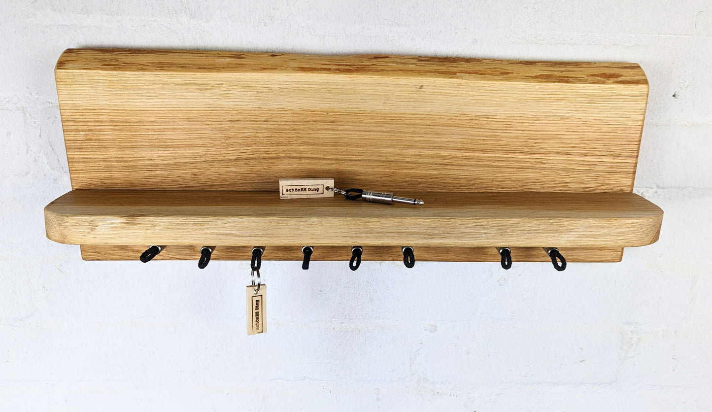 Schlüsselboard aus Holz mit Klinkenstecker.
Der Klinkenstecker kommt einfach an den Ring des Schlüssels. Mit einem „click“ steckt er im Board und kann so beim Gehen auch wieder herausgezogen werden.
So einfach kann Ordnung sein!
Und weil es Spaß macht, macht ihr es auch (ja, auch die Person, von der ihr gerade denkt: „Never, der nicht!“).
Nie wieder den Schlüssel suchen.
www.schönesding.de