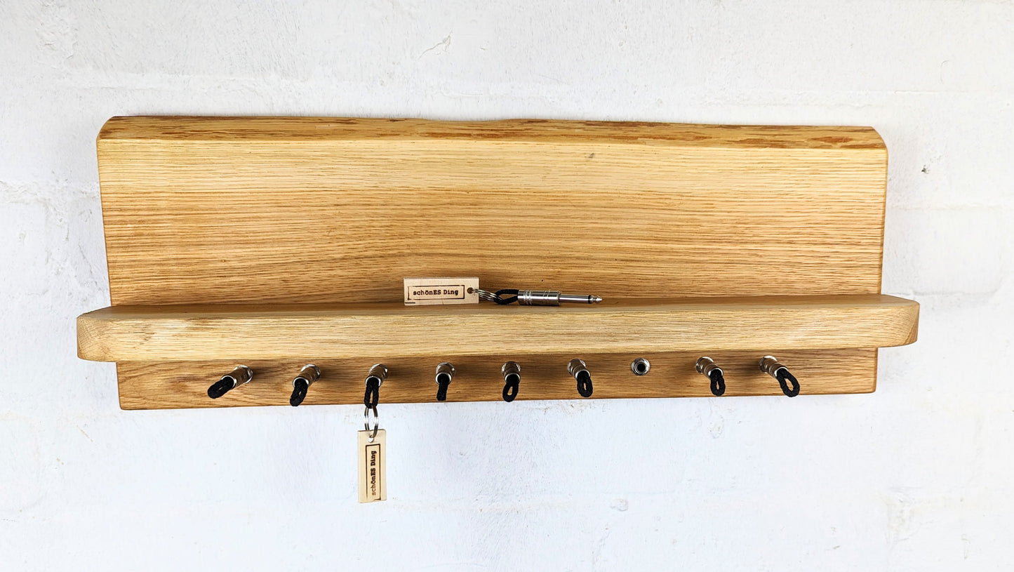 Schlüsselboard aus Holz mit Klinkenstecker.
Der Klinkenstecker kommt einfach an den Ring des Schlüssels. Mit einem „click“ steckt er im Board und kann so beim Gehen auch wieder herausgezogen werden.
So einfach kann Ordnung sein!
Und weil es Spaß macht, macht ihr es auch (ja, auch die Person, von der ihr gerade denkt: „Never, der nicht!“).
Nie wieder den Schlüssel suchen.
www.schönesding.de