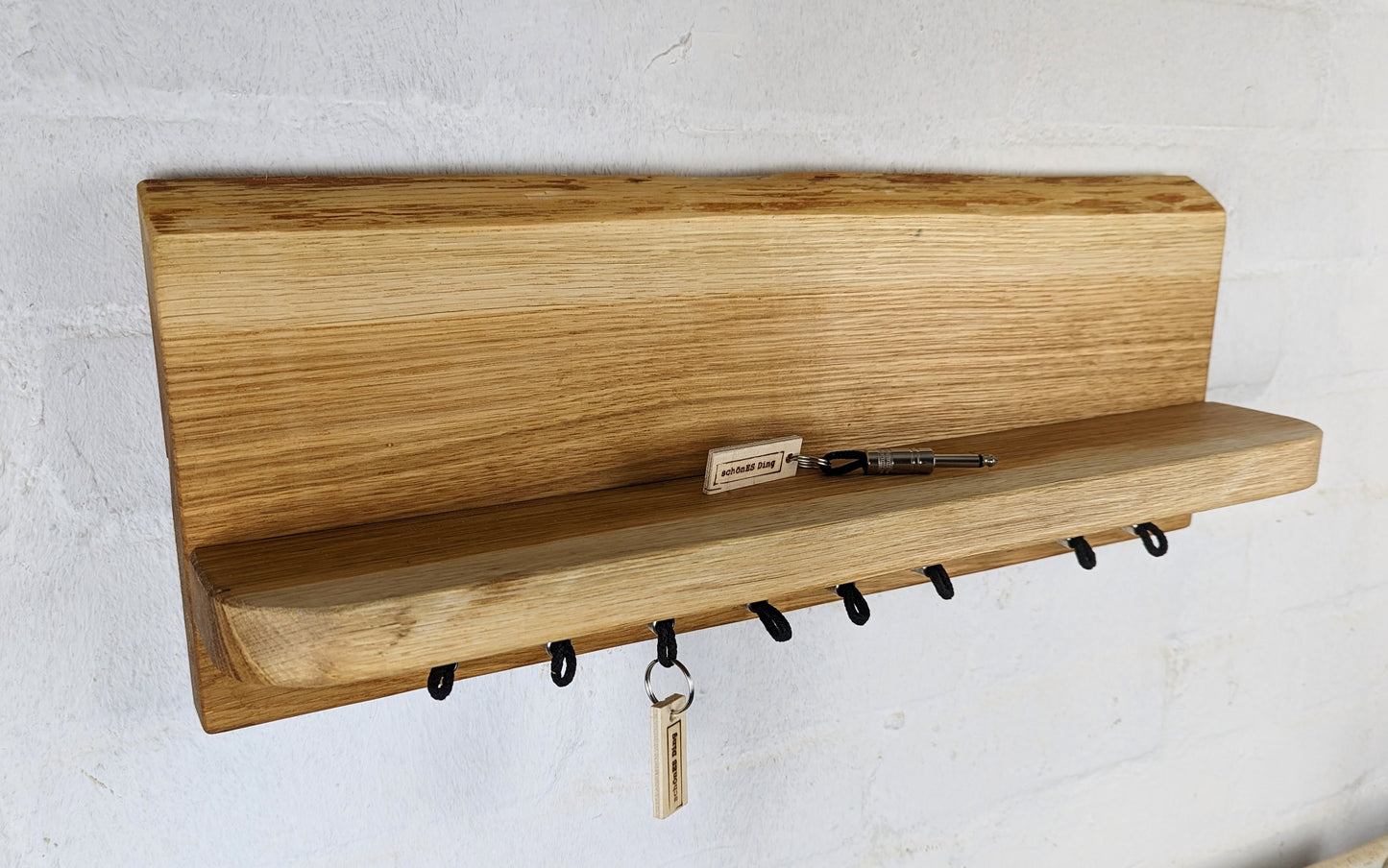 Schlüsselboard aus Holz mit Klinkenstecker.
Der Klinkenstecker kommt einfach an den Ring des Schlüssels. Mit einem „click“ steckt er im Board und kann so beim Gehen auch wieder herausgezogen werden.
So einfach kann Ordnung sein!
Und weil es Spaß macht, macht ihr es auch (ja, auch die Person, von der ihr gerade denkt: „Never, der nicht!“).
Nie wieder den Schlüssel suchen.
www.schönesding.de