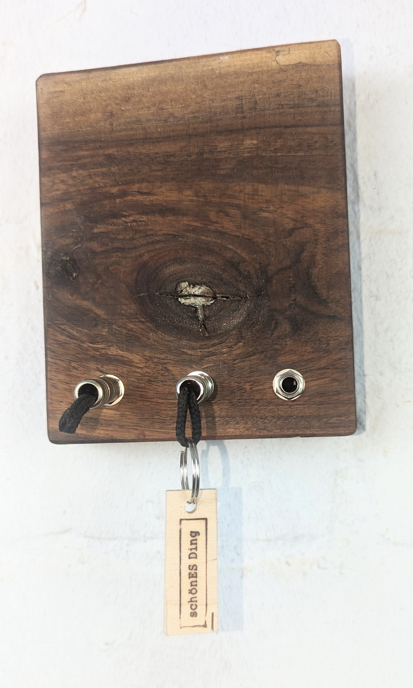 Schlüsselboard aus Holz mit Klinkenstecker.
Der Klinkenstecker kommt einfach an den Ring des Schlüssels. Mit einem „click“ steckt er im Board und kann so beim Gehen auch wieder herausgezogen werden.
So einfach kann Ordnung sein!
Und weil es Spaß macht, macht ihr es auch (ja, auch die Person, von der ihr gerade denkt: „Never, der nicht!“).
Nie wieder den Schlüssel suchen.