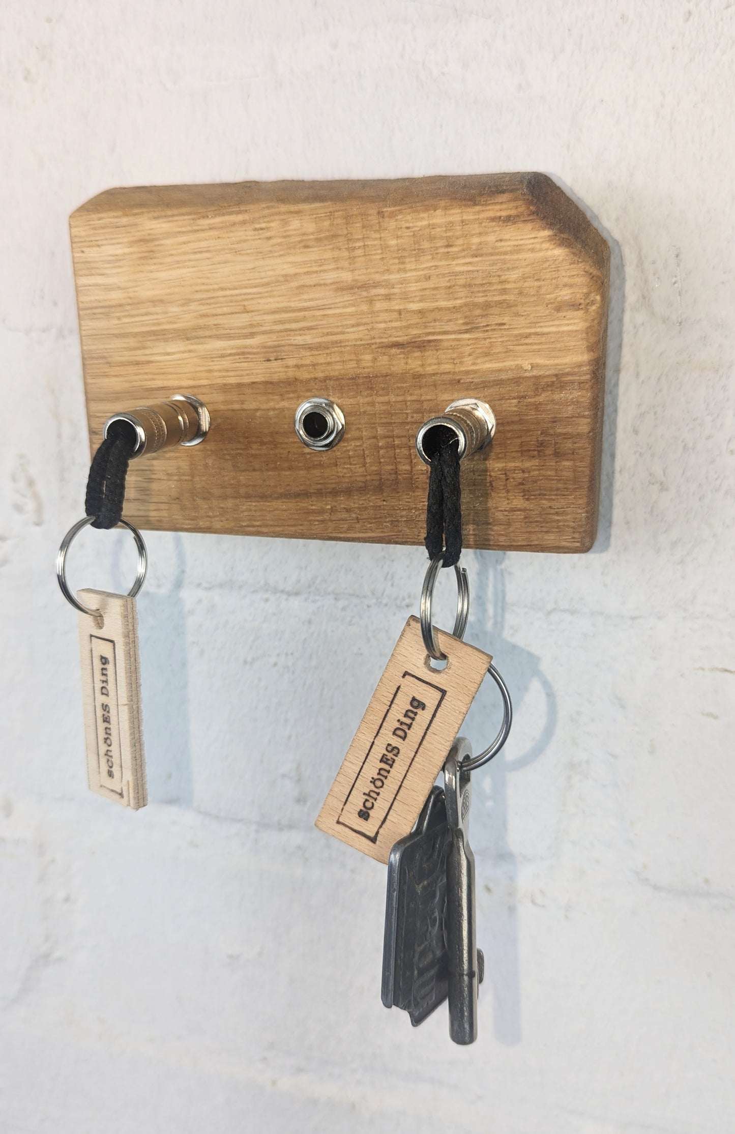 Schlüsselboard aus Holz mit Klinkenstecker.
Der Klinkenstecker kommt einfach an den Ring des Schlüssels. Mit einem „click“ steckt er im Board und kann so beim Gehen auch wieder herausgezogen werden.
So einfach kann Ordnung sein!
Und weil es Spaß macht, macht ihr es auch (ja, auch die Person, von der ihr gerade denkt: „Never, der nicht!“).
Nie wieder den Schlüssel suchen.