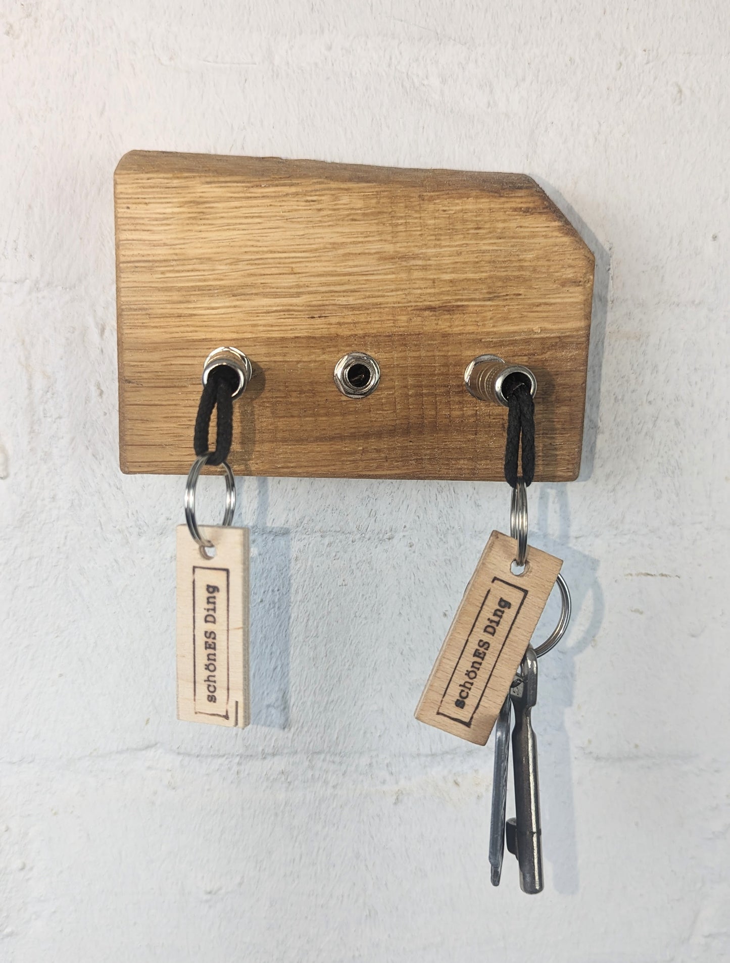 Schlüsselboard aus Holz mit Klinkenstecker.
Der Klinkenstecker kommt einfach an den Ring des Schlüssels. Mit einem „click“ steckt er im Board und kann so beim Gehen auch wieder herausgezogen werden.
So einfach kann Ordnung sein!
Und weil es Spaß macht, macht ihr es auch (ja, auch die Person, von der ihr gerade denkt: „Never, der nicht!“).
Nie wieder den Schlüssel suchen.