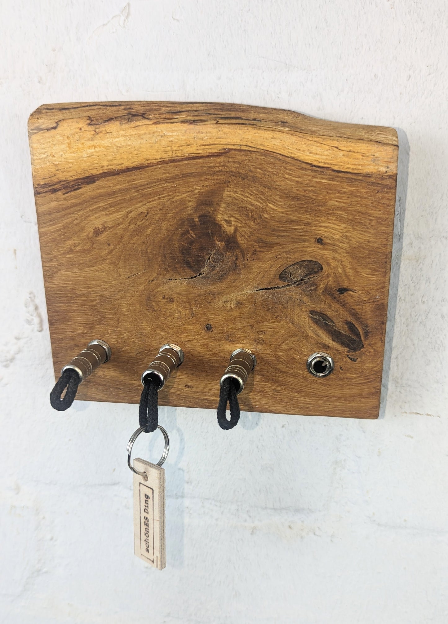Schlüsselboard aus Holz mit Klinkenstecker.
Der Klinkenstecker kommt einfach an den Ring des Schlüssels. Mit einem „click“ steckt er im Board und kann so beim Gehen auch wieder herausgezogen werden.
So einfach kann Ordnung sein!
Und weil es Spaß macht, macht ihr es auch (ja, auch die Person, von der ihr gerade denkt: „Never, der nicht!“).
Nie wieder den Schlüssel suchen.