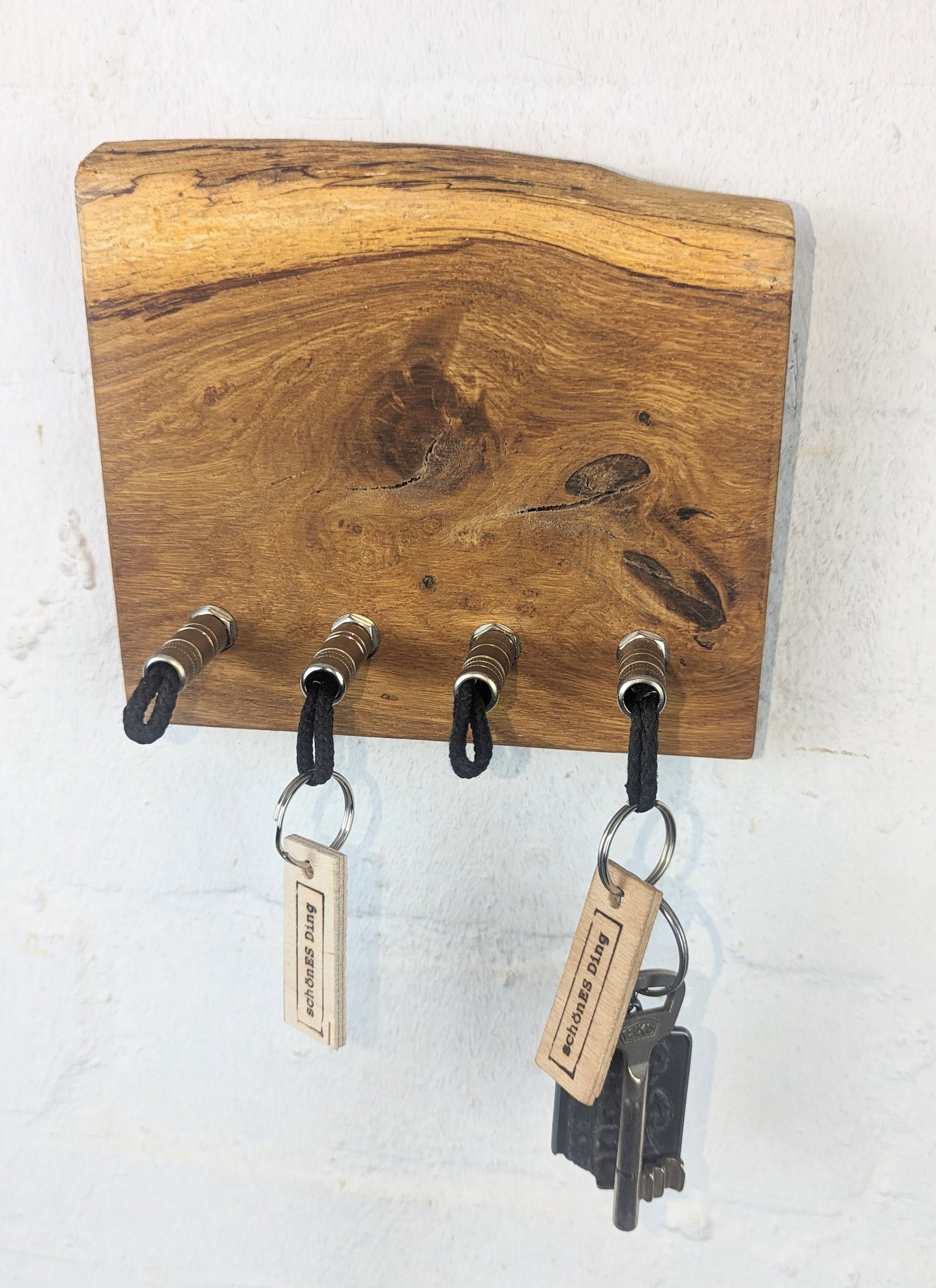 Schlüsselboard aus Holz mit Klinkenstecker.
Der Klinkenstecker kommt einfach an den Ring des Schlüssels. Mit einem „click“ steckt er im Board und kann so beim Gehen auch wieder herausgezogen werden.
So einfach kann Ordnung sein!
Und weil es Spaß macht, macht ihr es auch (ja, auch die Person, von der ihr gerade denkt: „Never, der nicht!“).
Nie wieder den Schlüssel suchen.