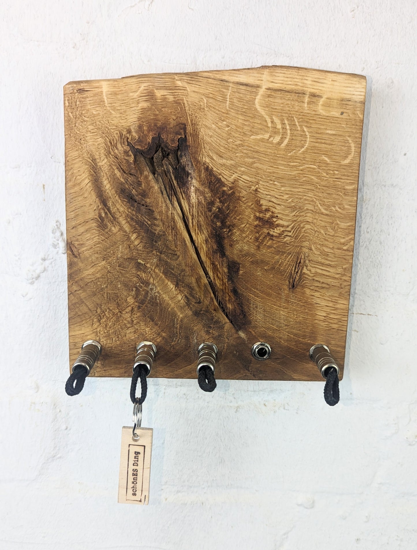 Schlüsselboard aus Holz mit Klinkenstecker.
Der Klinkenstecker kommt einfach an den Ring des Schlüssels. Mit einem „click“ steckt er im Board und kann so beim Gehen auch wieder herausgezogen werden.
So einfach kann Ordnung sein!
Und weil es Spaß macht, macht ihr es auch (ja, auch die Person, von der ihr gerade denkt: „Never, der nicht!“).
Nie wieder den Schlüssel suchen.