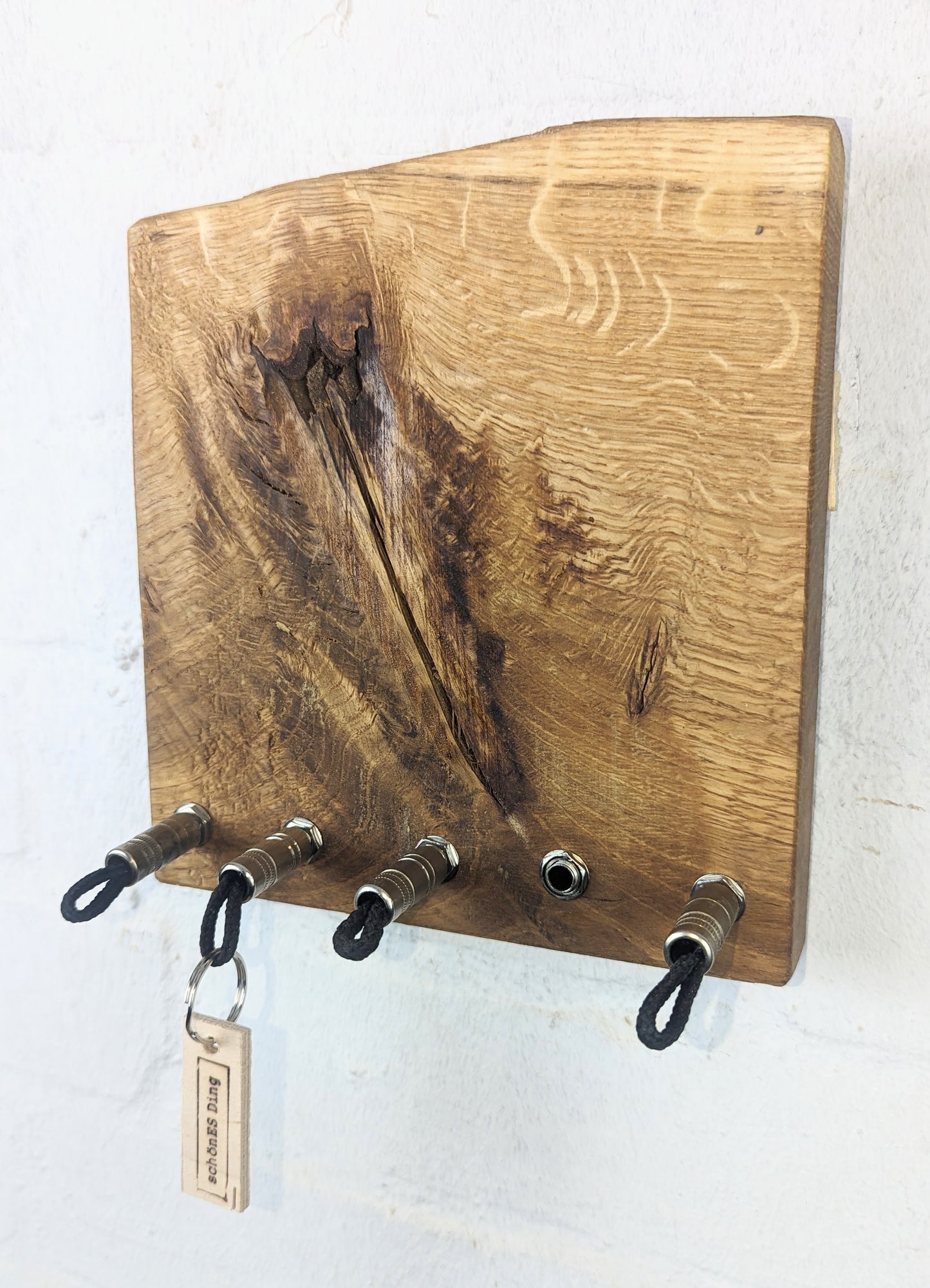 Schlüsselboard aus Holz mit Klinkenstecker.
Der Klinkenstecker kommt einfach an den Ring des Schlüssels. Mit einem „click“ steckt er im Board und kann so beim Gehen auch wieder herausgezogen werden.
So einfach kann Ordnung sein!
Und weil es Spaß macht, macht ihr es auch (ja, auch die Person, von der ihr gerade denkt: „Never, der nicht!“).
Nie wieder den Schlüssel suchen.