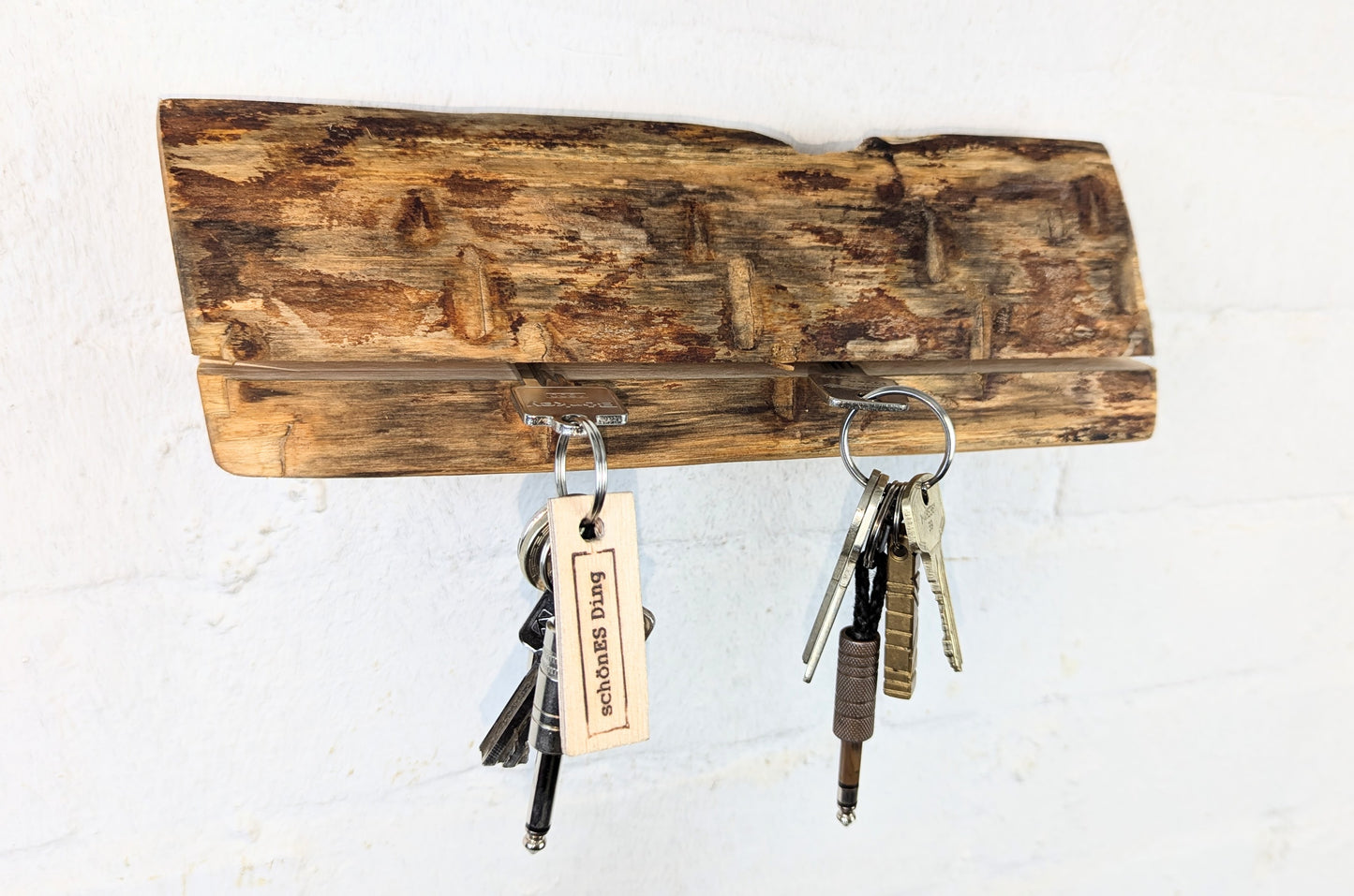 Schlüsselbrett aus Holz.
So einfach kann Ordnung sein!
Und weil es Spaß macht, macht ihr es auch (ja, auch die Person, von der ihr gerade denkt: „Never, der nicht!“).
Nie wieder den Schlüssel suchen.
www.schönesding.de
