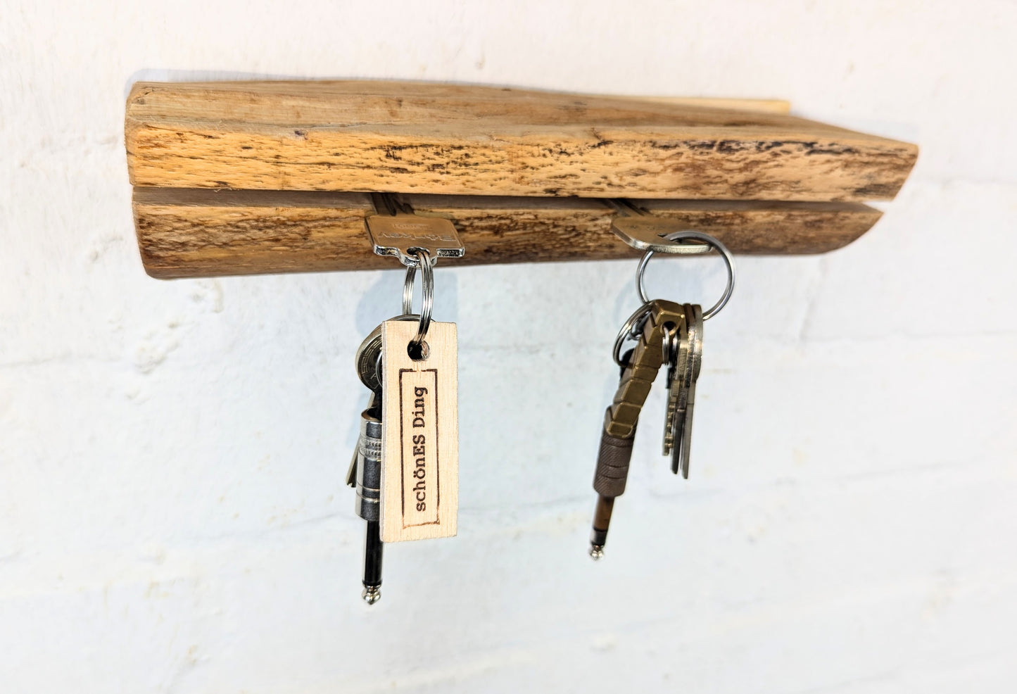 Schlüsselbrett aus Holz.
So einfach kann Ordnung sein!
Und weil es Spaß macht, macht ihr es auch (ja, auch die Person, von der ihr gerade denkt: „Never, der nicht!“).
Nie wieder den Schlüssel suchen.
www.schönesding.de