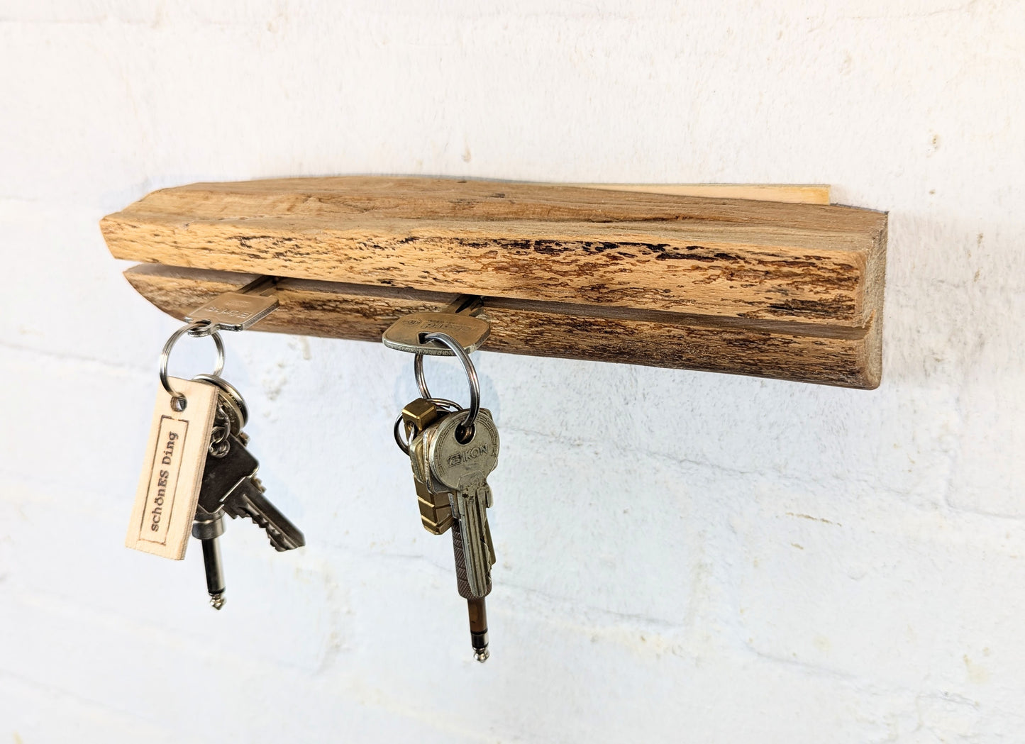 Schlüsselbrett aus Holz.
So einfach kann Ordnung sein!
Und weil es Spaß macht, macht ihr es auch (ja, auch die Person, von der ihr gerade denkt: „Never, der nicht!“).
Nie wieder den Schlüssel suchen.
www.schönesding.de