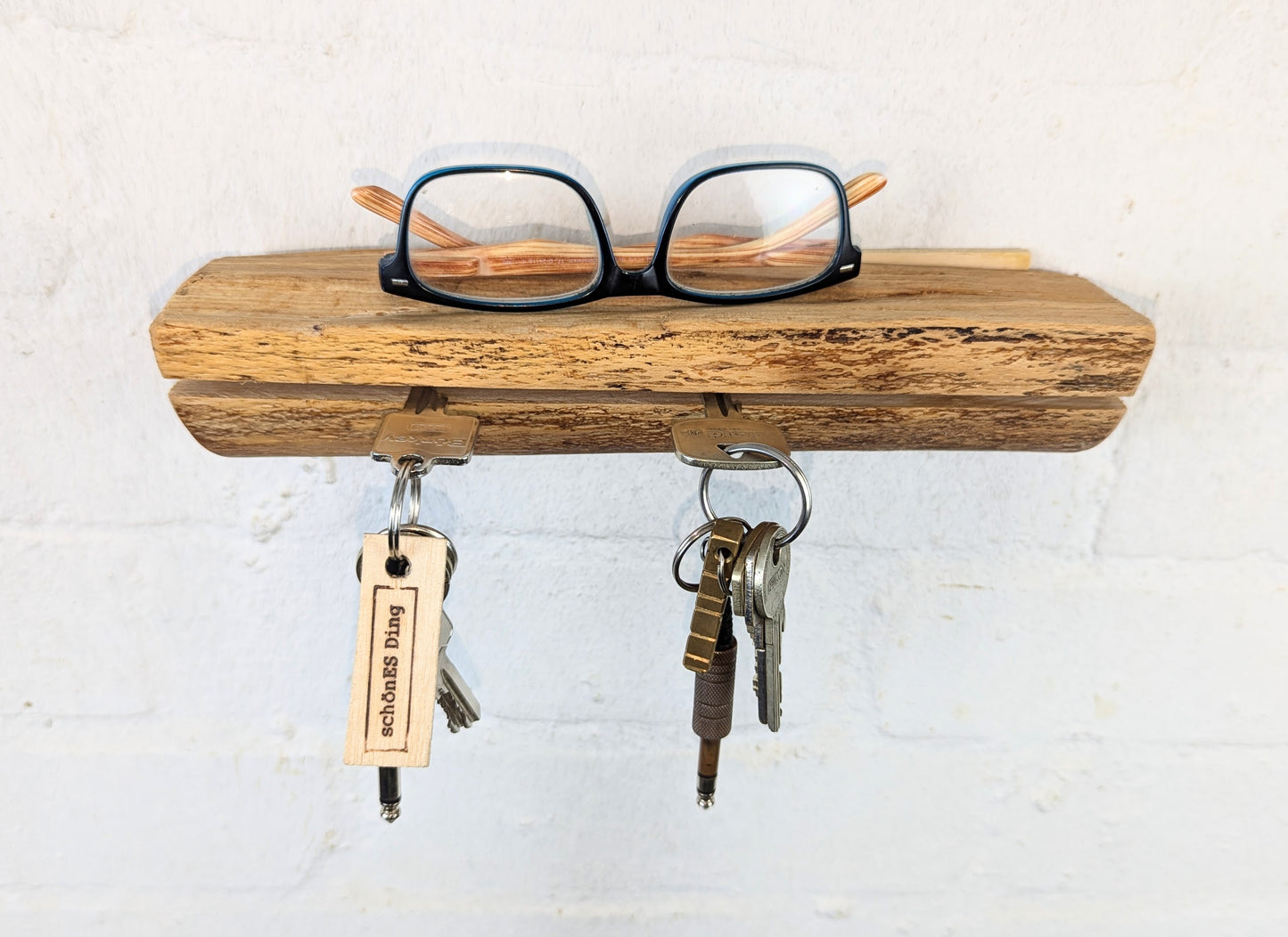 Schlüsselbrett aus Holz.
So einfach kann Ordnung sein!
Und weil es Spaß macht, macht ihr es auch (ja, auch die Person, von der ihr gerade denkt: „Never, der nicht!“).
Nie wieder den Schlüssel suchen.
www.schönesding.de