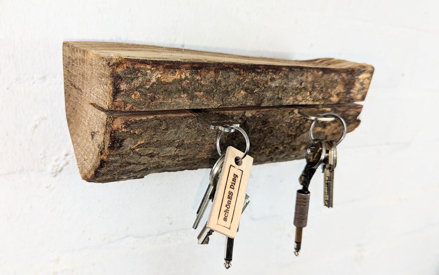 Schlüsselbrett aus Holz.
So einfach kann Ordnung sein!
Und weil es Spaß macht, macht ihr es auch (ja, auch die Person, von der ihr gerade denkt: „Never, der nicht!“).
Nie wieder den Schlüssel suchen.
www.schönesding.de