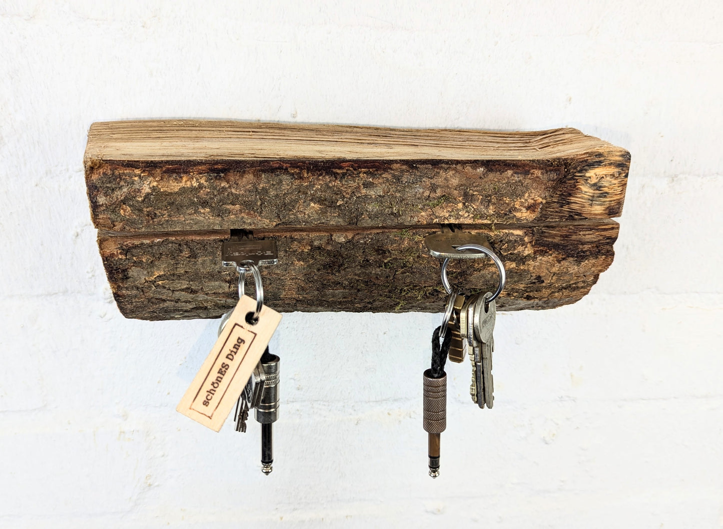 Schlüsselbrett aus Holz.
So einfach kann Ordnung sein!
Und weil es Spaß macht, macht ihr es auch (ja, auch die Person, von der ihr gerade denkt: „Never, der nicht!“).
Nie wieder den Schlüssel suchen.
www.schönesding.de