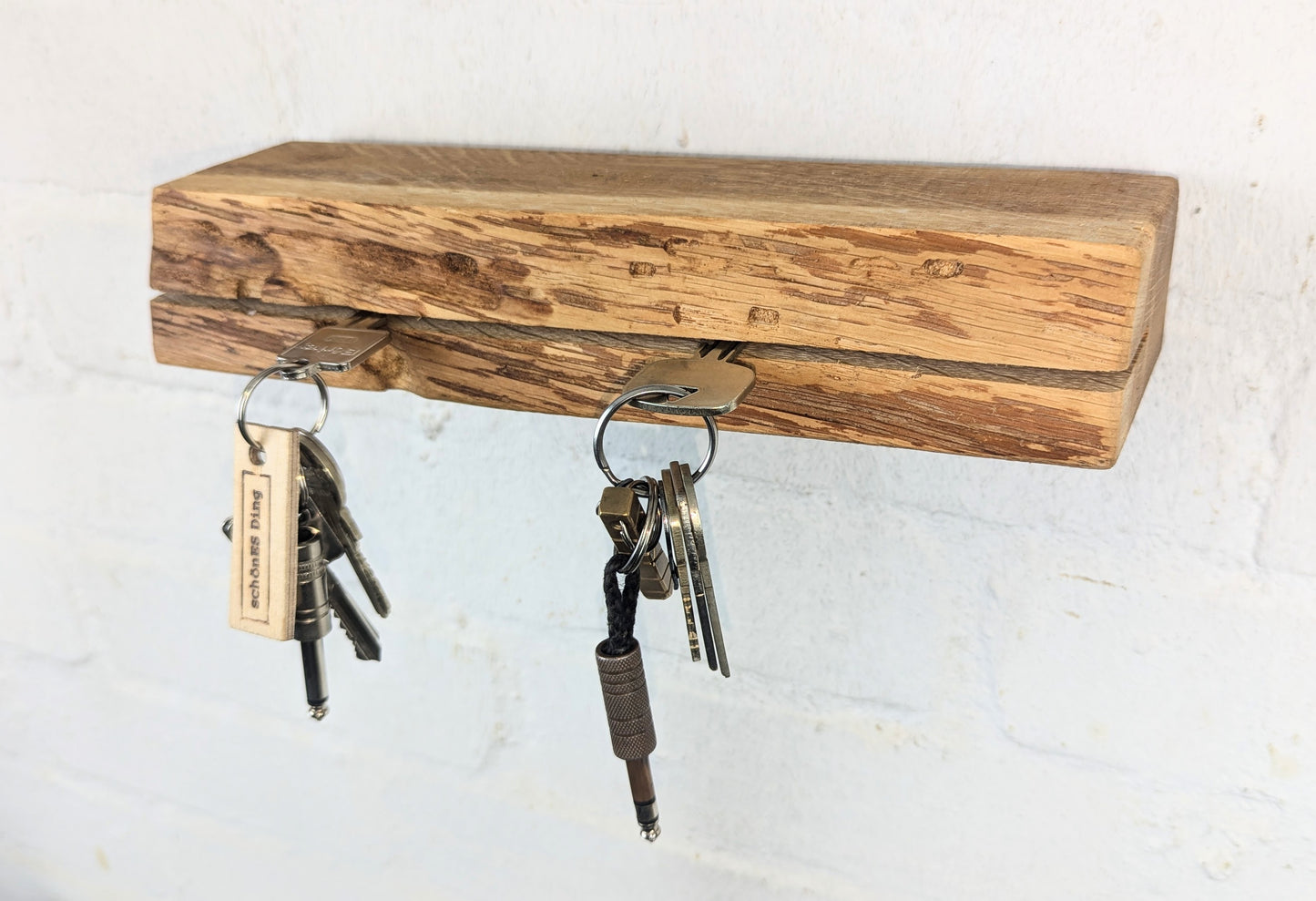 Schlüsselbrett aus Holz.
So einfach kann Ordnung sein!
Und weil es Spaß macht, macht ihr es auch (ja, auch die Person, von der ihr gerade denkt: „Never, der nicht!“).
Nie wieder den Schlüssel suchen.
www.schönesding.de